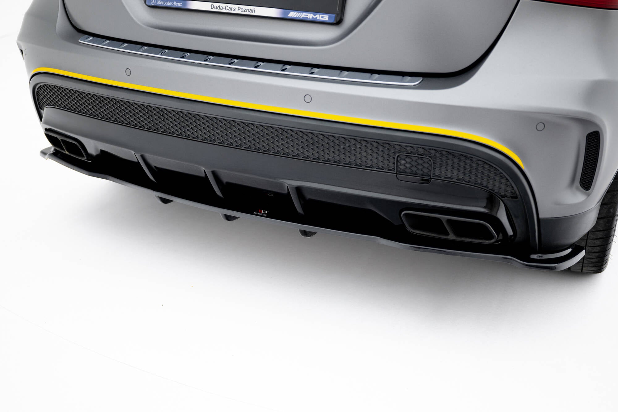 Maxton Design Street+ Mittlerer Diffusor RACE passend für V.1 Mercedes-Benz GLA 45 AMG schwarz Hochglanz