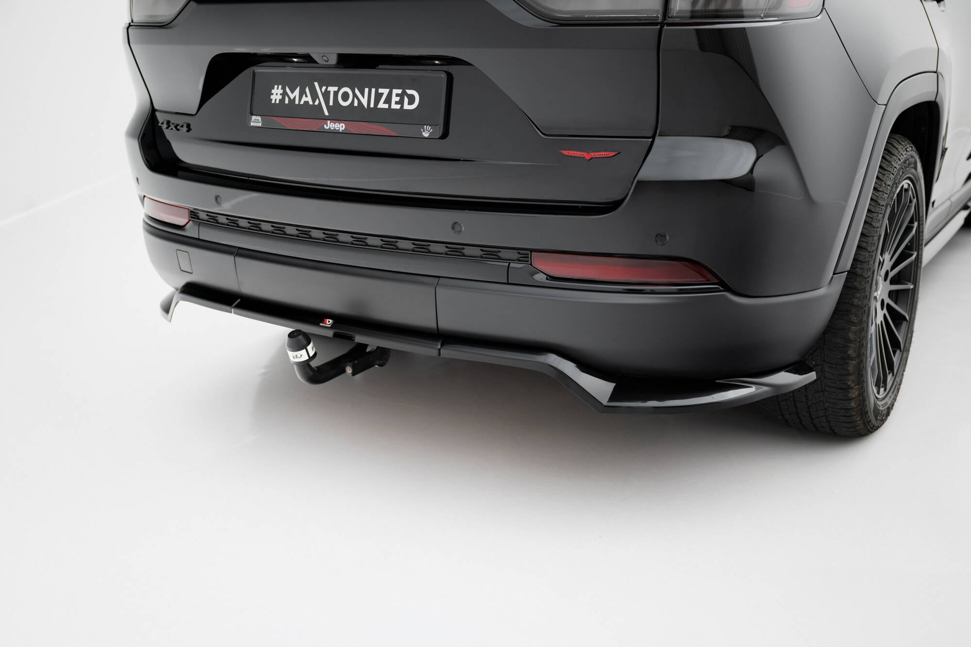 Maxton Design Street+ Mittlerer Diffusor RACE passend für Jeep Grand Cherokee Trailhawk Mk5 schwarz Hochglanz