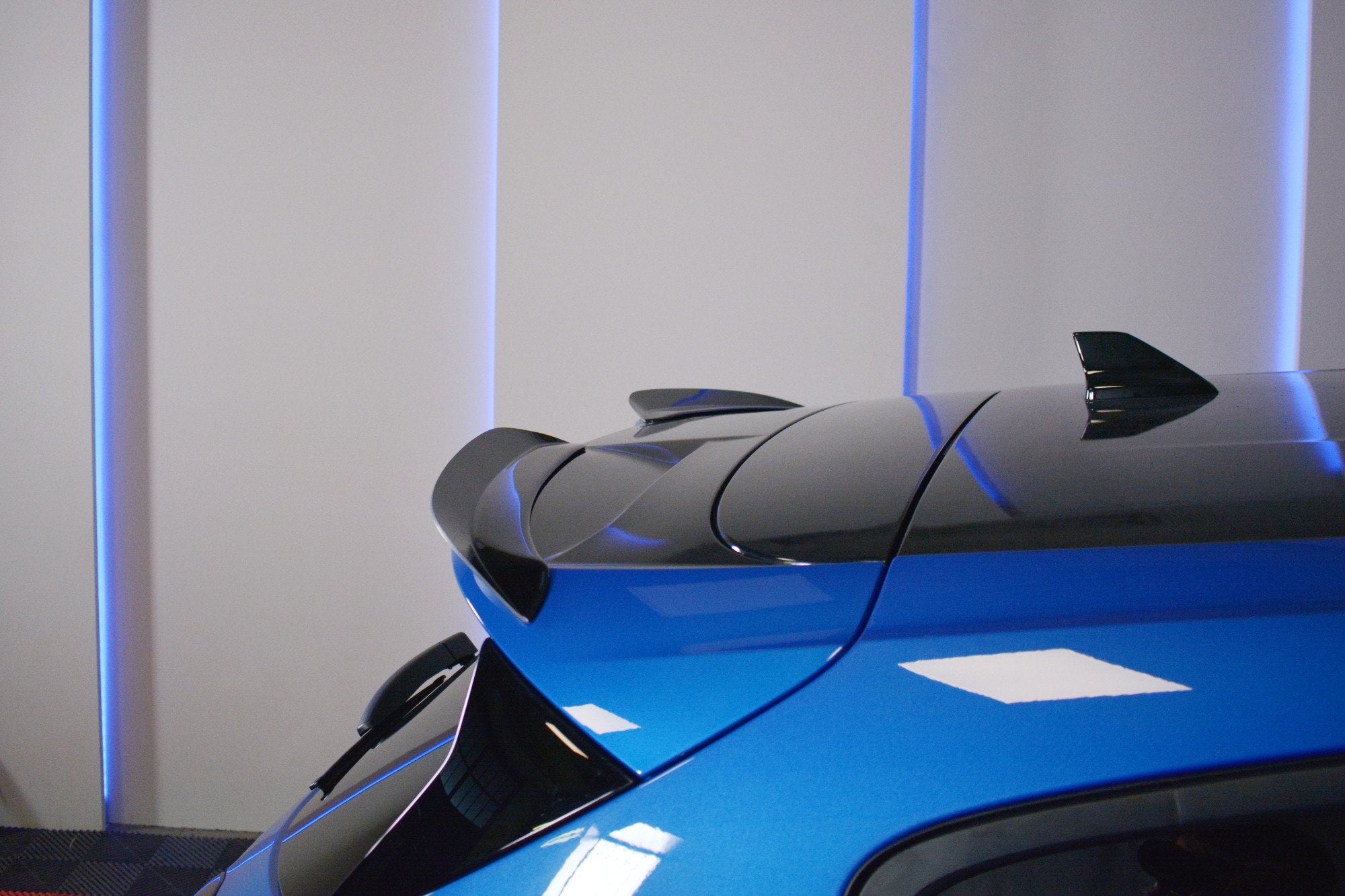 Maxton Design Spoiler CAP V.3 passend für Ford Focus Hatchback ST-Line Mk4 schwarz Hochglanz