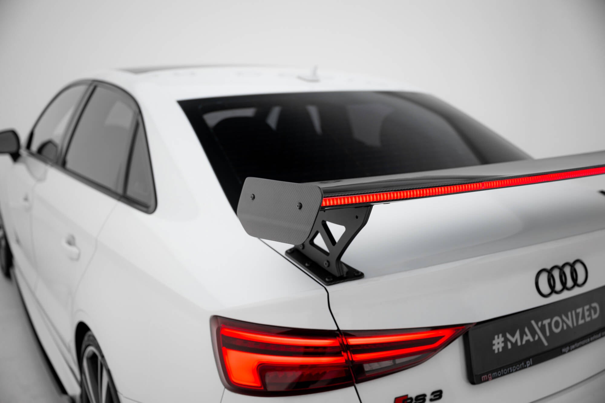 Maxton Design Carbon Spoiler With External Brackets Uprights + LED Audi A3 / A3 S-Line / S3 / RS3 Limousine 8V / 8V Facelift für Audi A3