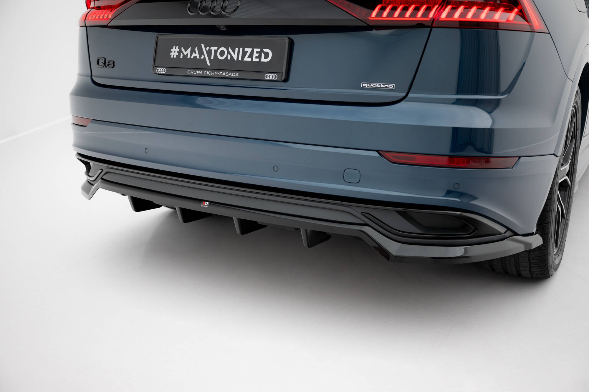 Maxton Design Street+ Mittlerer Diffusor RACE passend für Audi Q8 Mk1 schwarz Hochglanz