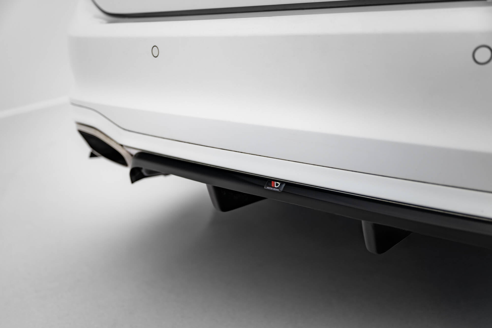 Maxton Design Mittlerer Diffusor Heck Ansatz DTM Look passend für Ford Focus Vignale Kombi Mk4 schwarz Hochglanz