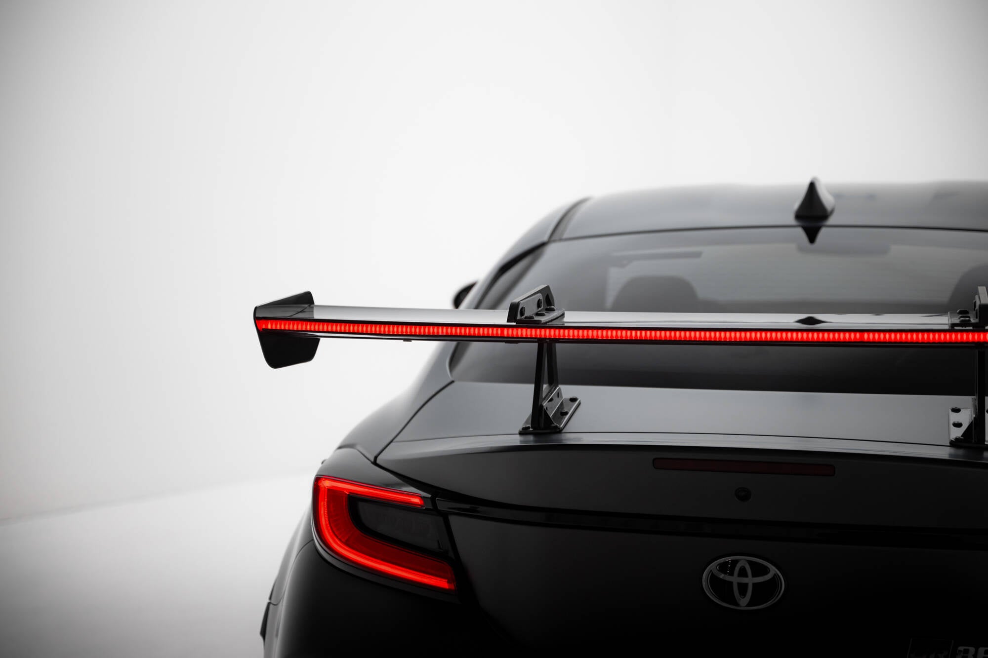 Maxton Design Carbon Spoiler With Upper Swan Mounting + LED Toyota GR86 / Subaru BRZ Mk2 für Toyota GR86 Mk1