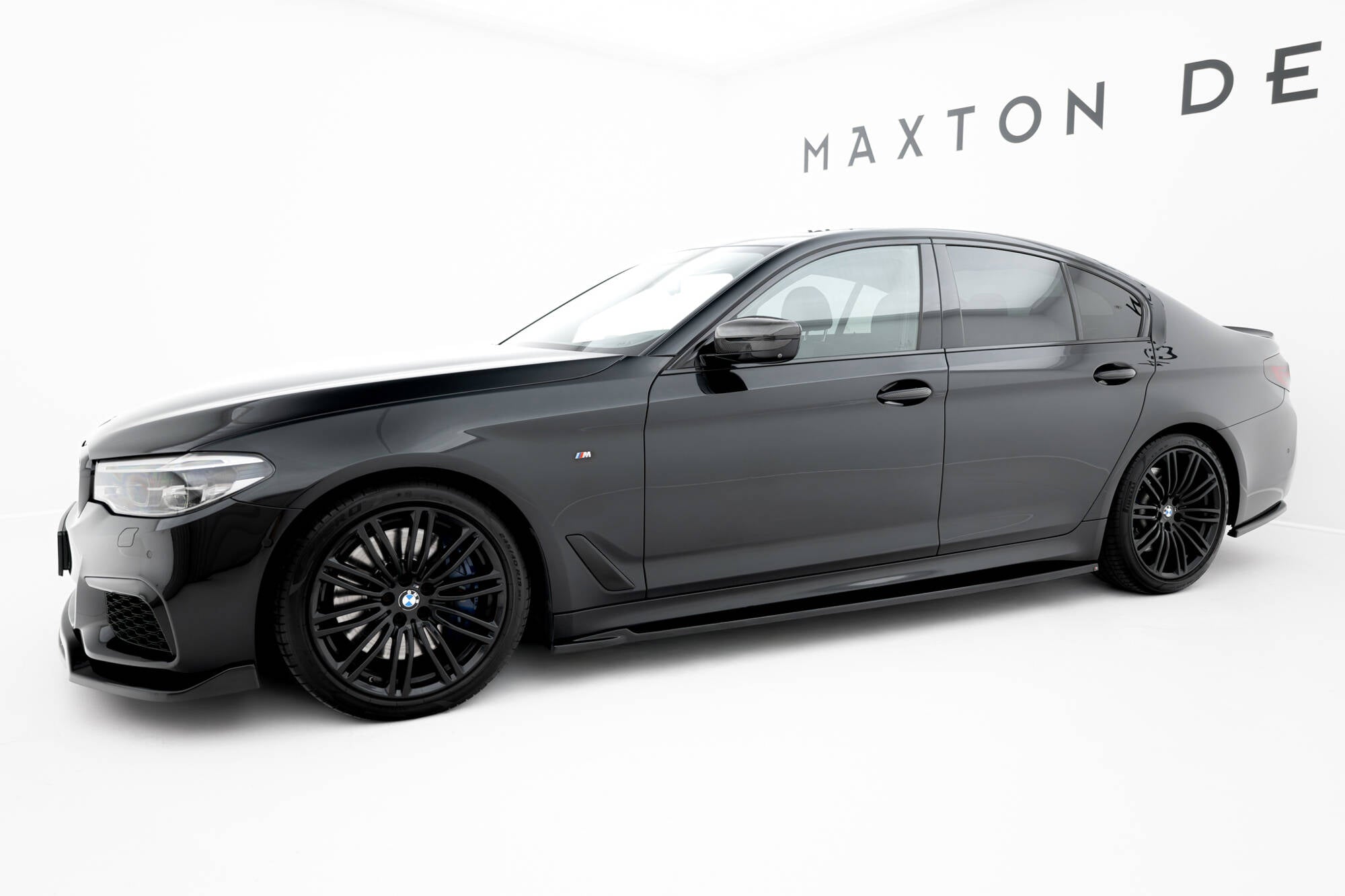 Maxton Design Street+ Seitenschweller Leisten V.2 passend für BMW M550i / M550d Limousine / Touring G30 / G30 Facelift schwarz Hochglanz