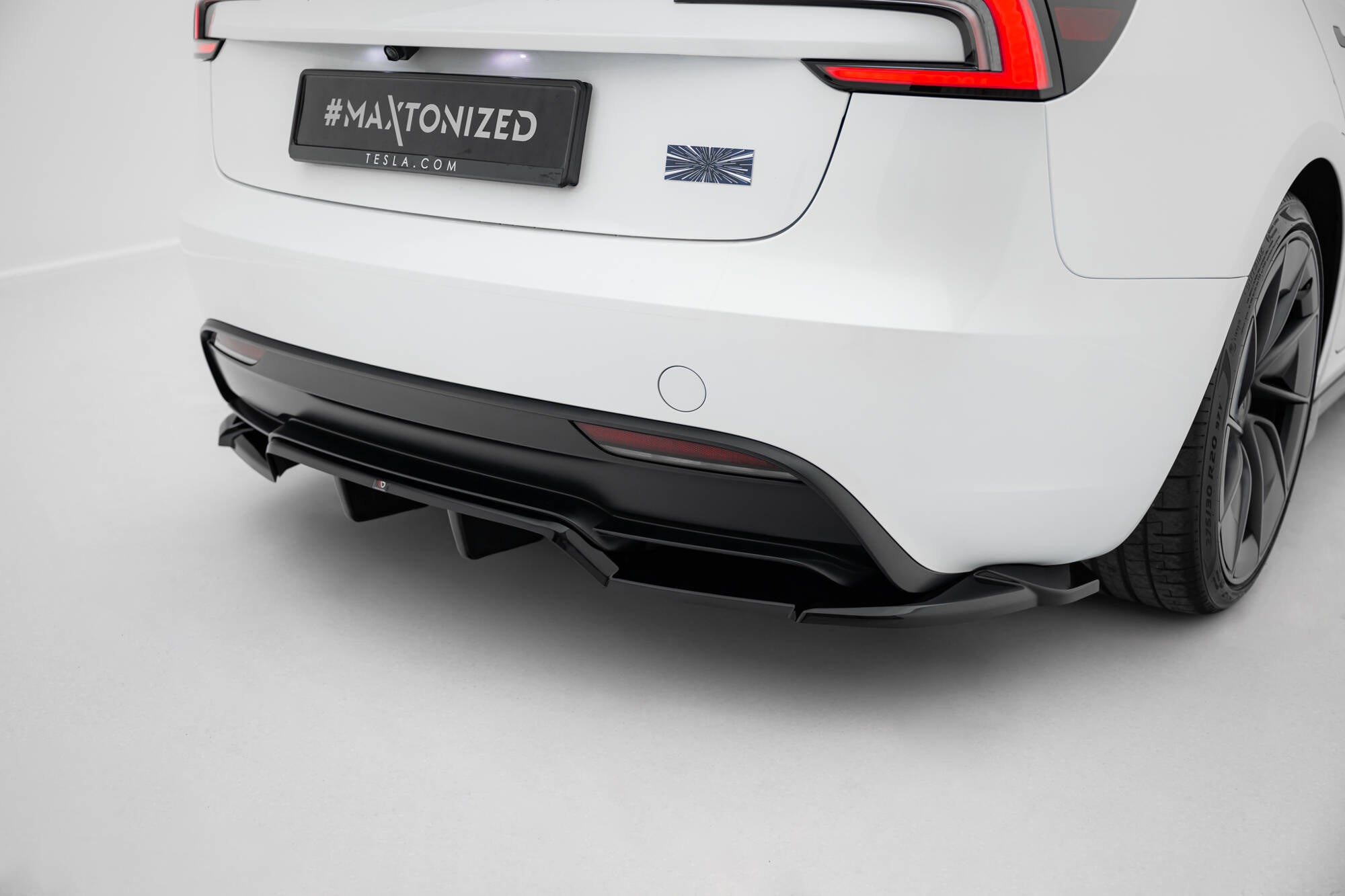 Maxton Design Street+ Mittlerer Diffusor RACE V.2 passend für Tesla Model 3 Performance Mk1 Facelift schwarz Hochglanz