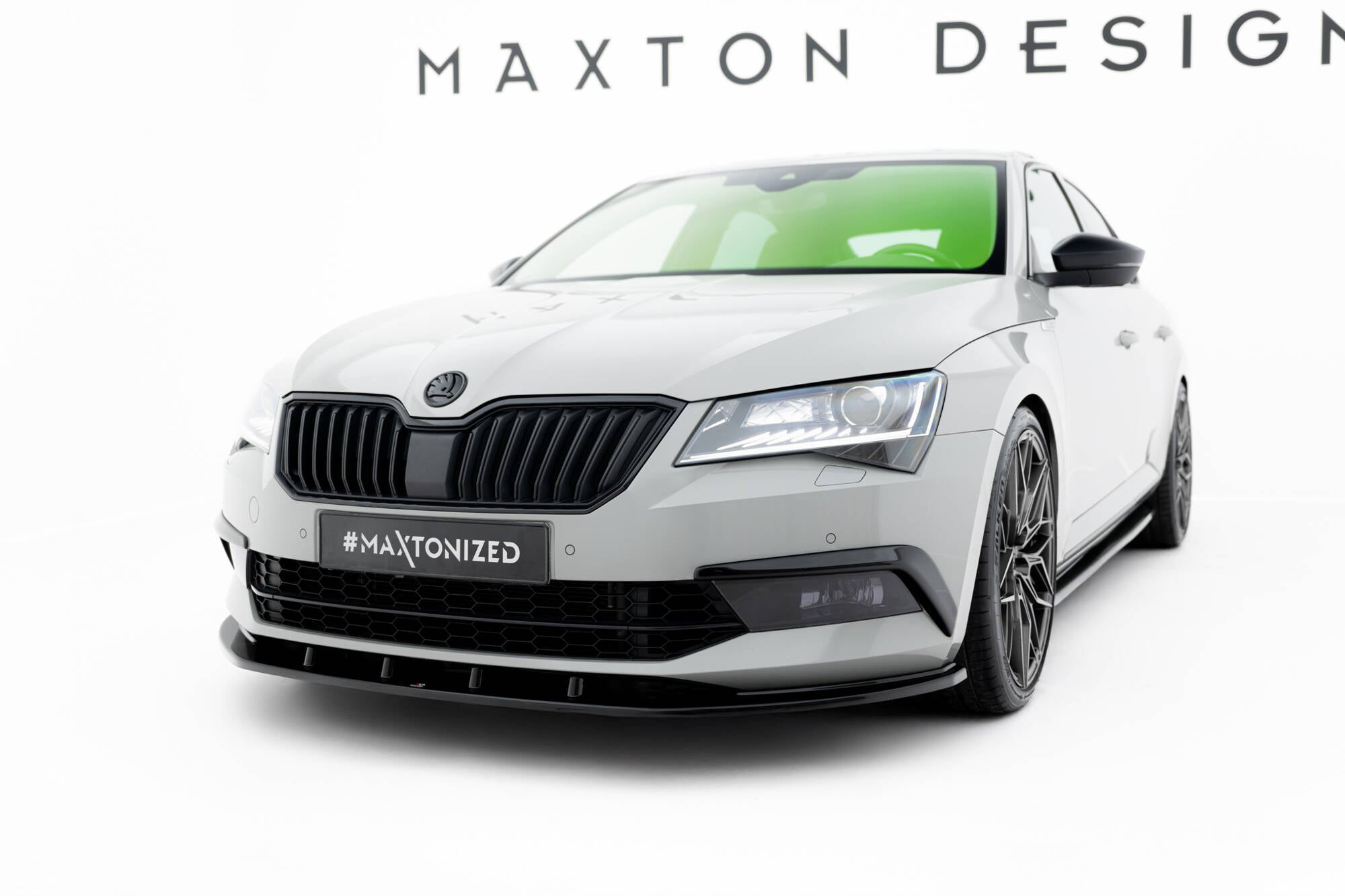 Maxton Design Rahmen Für Leuchten Skoda Superb Liftback / Combi Mk3 schwarz Hochglanz