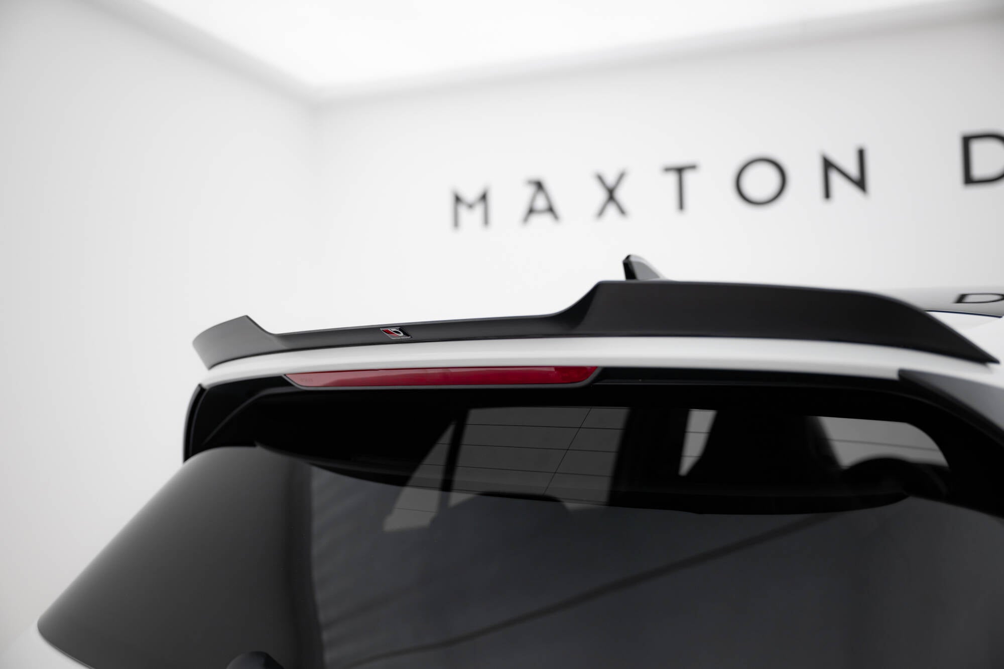 Maxton Design Spoiler CAP V.2 passend für VW Golf GTI / GTE / GTD / R-Line / R Mk8 schwarz Hochglanz