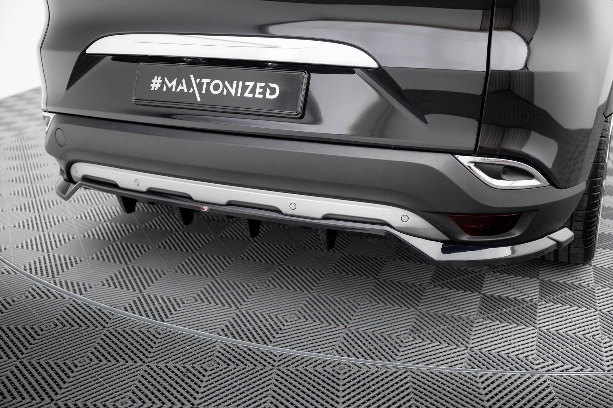 Maxton Design Street+ Mittlerer Diffusor RACE passend für Renault Espace Mk5 schwarz Hochglanz