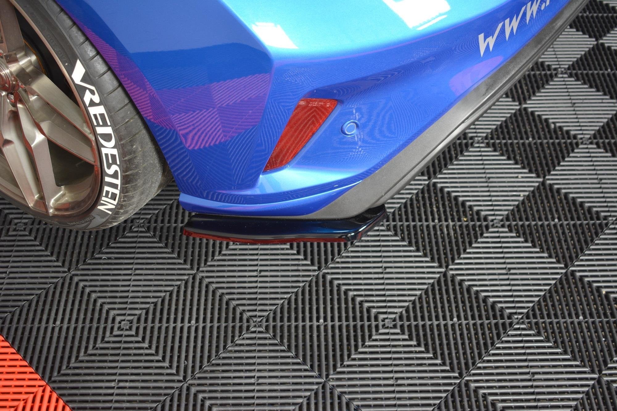 Maxton Design Heck Ansatz Flaps Diffusor V.1 passend für Ford Focus Hatchabck ST-Line schwarz Hochglanz