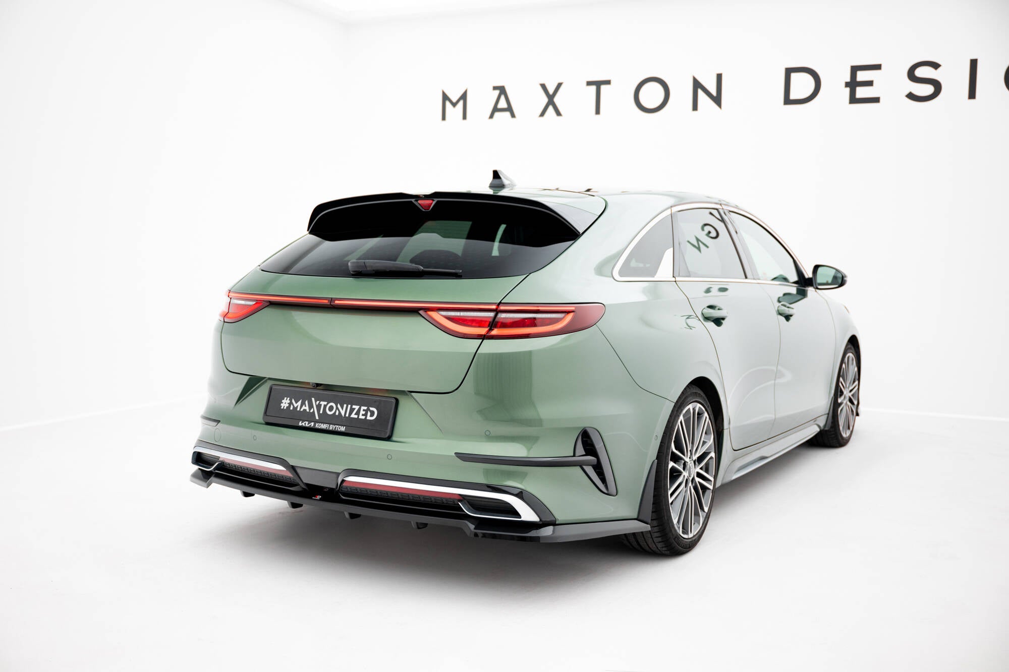 Maxton Design Street+ Mittlerer Diffusor RACE passend für Kia Proceed GT-Line Mk1 Facelift schwarz Hochglanz