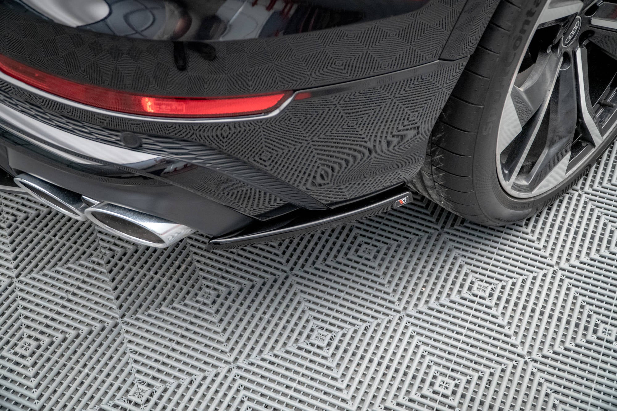 Maxton Design Heck Ansatz Flaps Diffusor passend für Audi SQ8 Mk1 schwarz Hochglanz