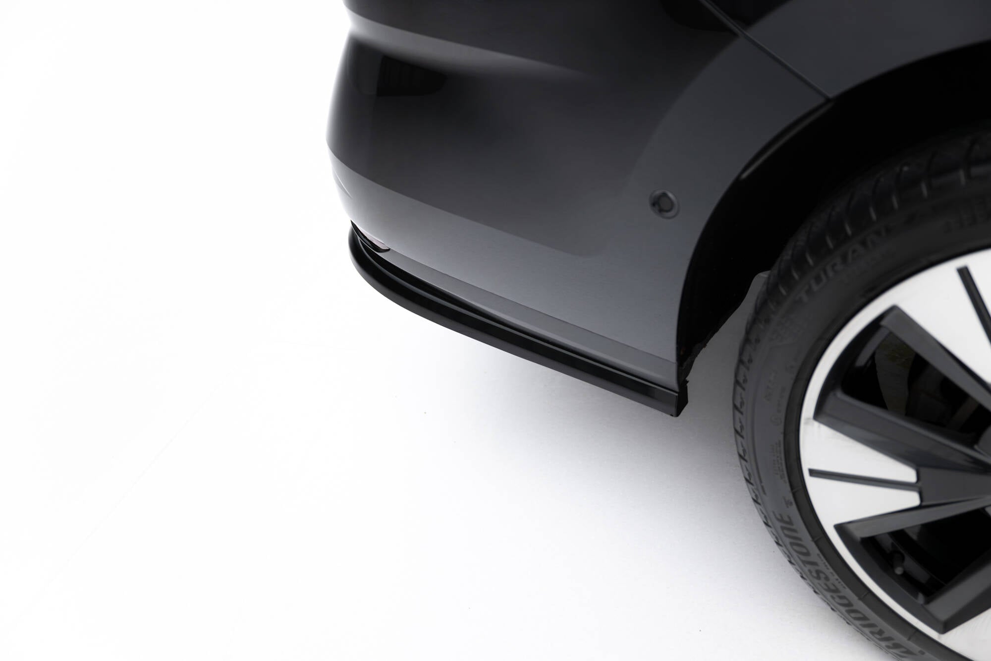 Maxton Design Street+ Mittlerer Diffusor RACE passend für VW Multivan Long T7 schwarz Hochglanz