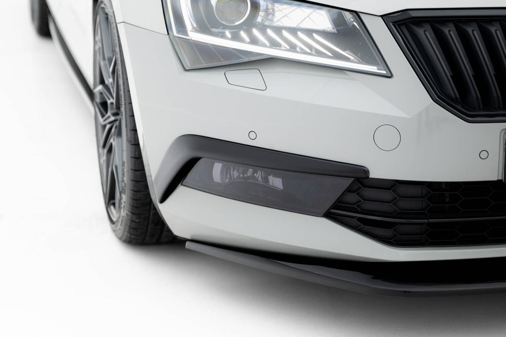 Maxton Design Rahmen Für Leuchten Skoda Superb Liftback / Combi Mk3 schwarz Hochglanz