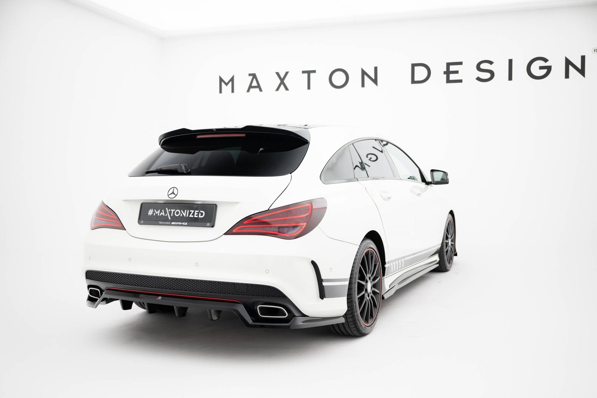 Maxton Design Street+ Mittlerer Diffusor RACE passend für Mercedes-Benz CLA AMG-Line C117 schwarz Hochglanz