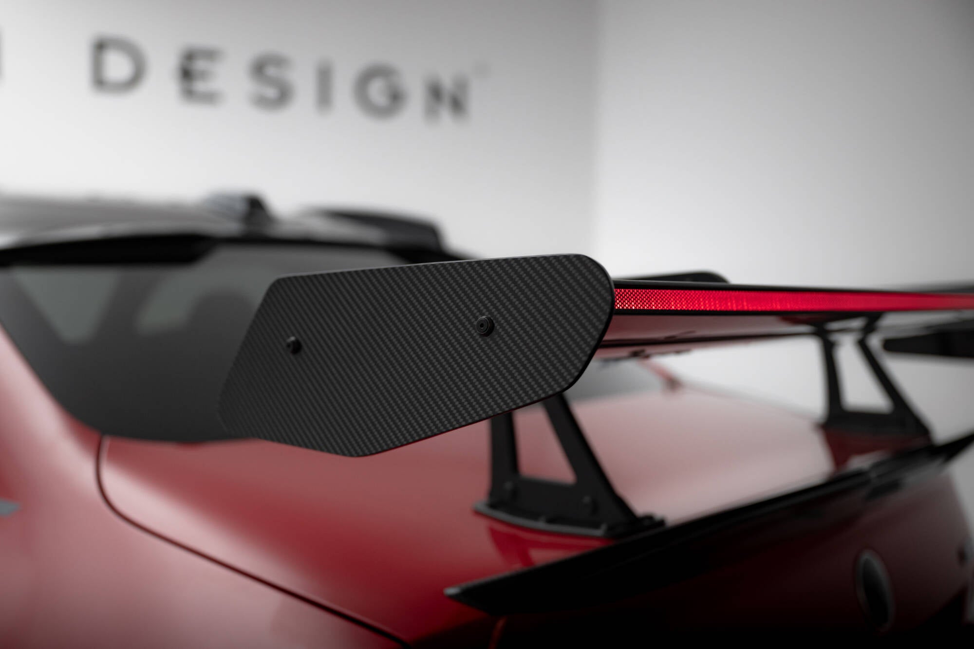 Maxton Design Carbon Spoiler With Upper Swan Mounting + LED BMW M2 G87 für BMW M1 E82