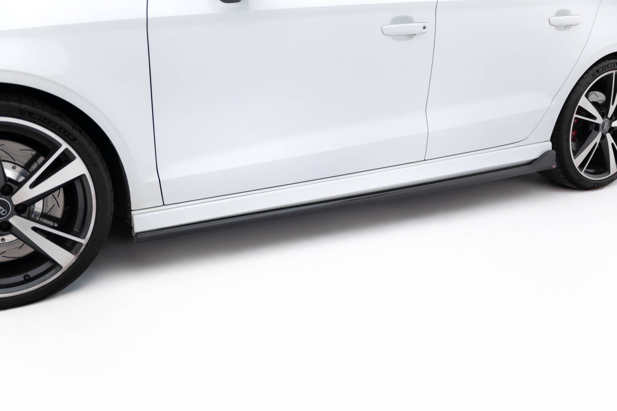 Maxton Design Street+ Seitenschweller Leisten passend für V.3 passend für Audi RS3 Limousine 8V Facelift schwarz Hochglanz