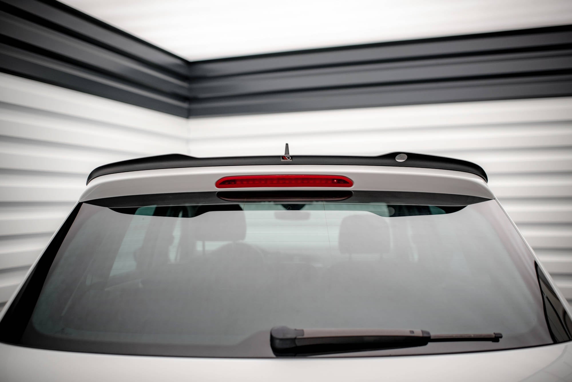 Maxton Design Spoiler CAP passend für VW Tiguan Mk2 schwarz Hochglanz