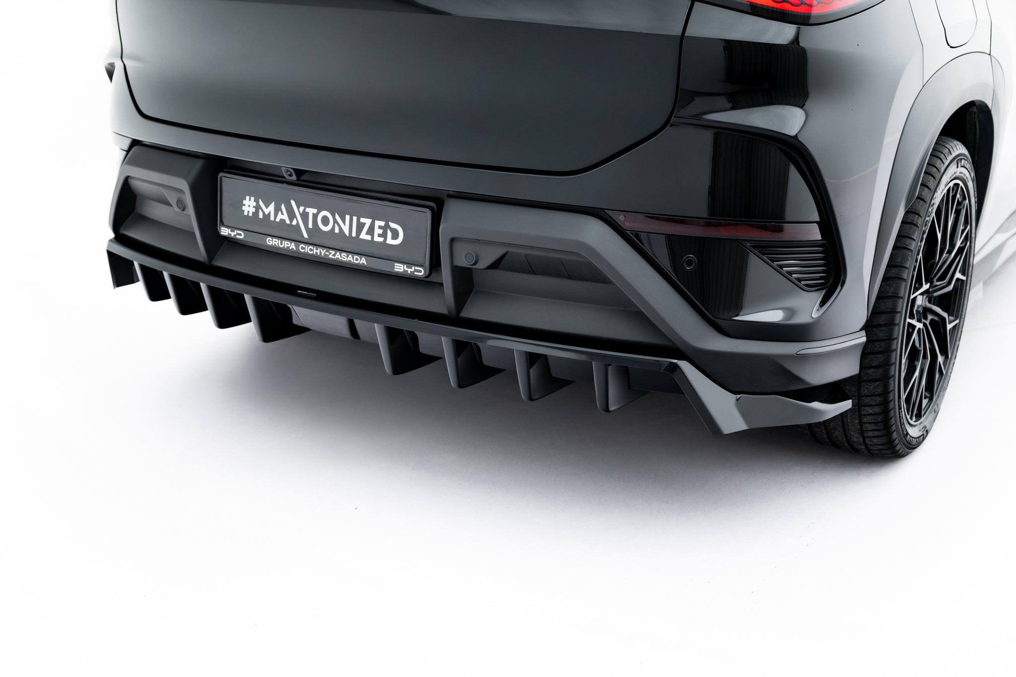 Maxton Design Street+ Mittlerer Diffusor RACE passend für BYD Sealion 7 Mk1 schwarz Hochglanz