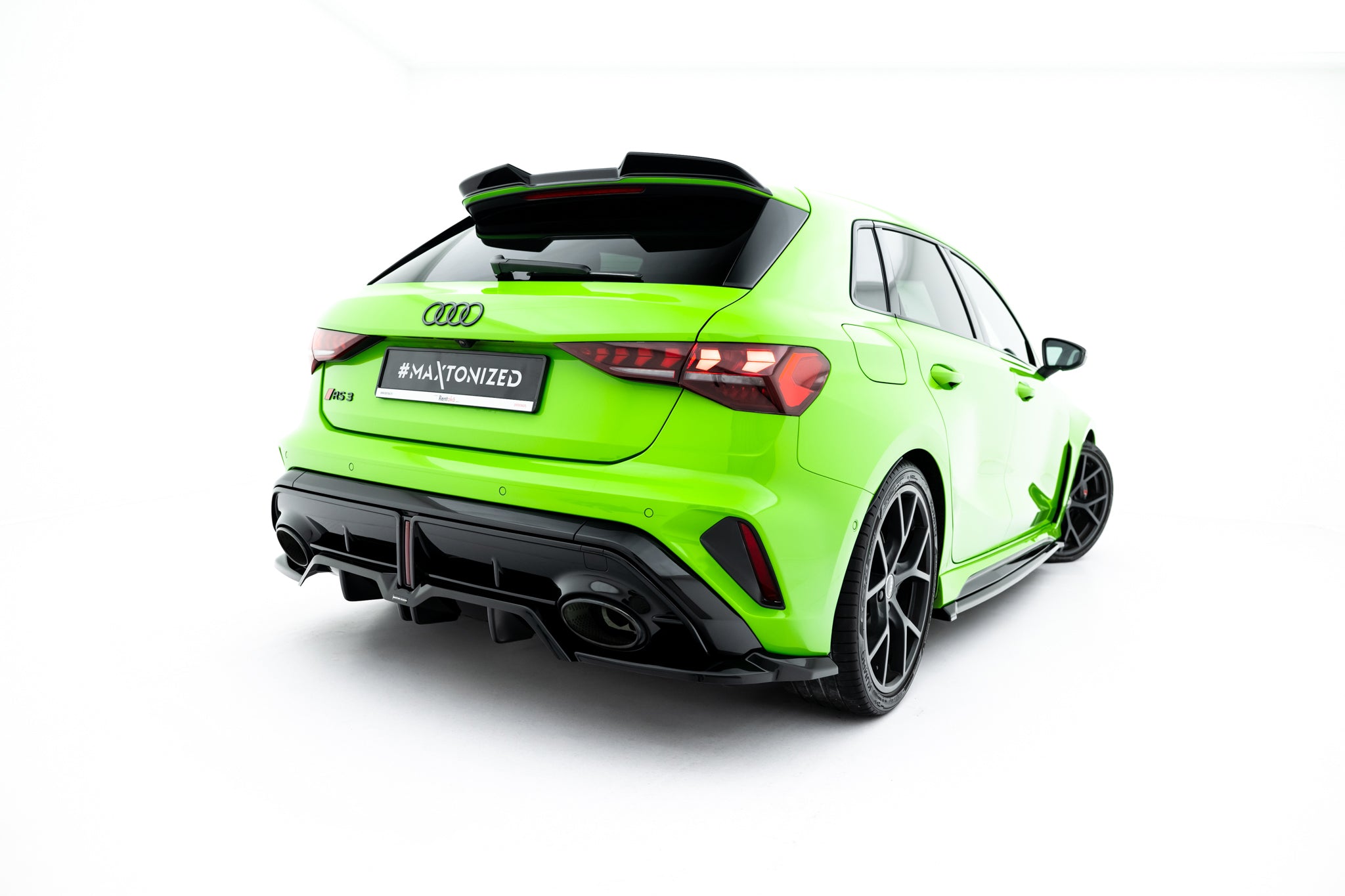 Maxton Design Street+ Mittlerer Diffusor RACE V.2 passend für Audi RS3 Sportback 8Y Facelift schwarz Hochglanz