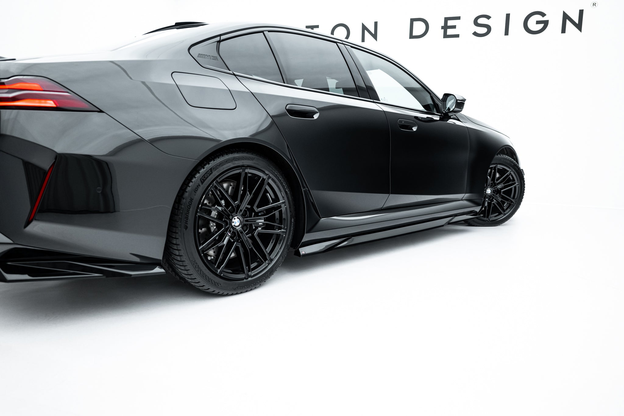Maxton Design Street+ Seitenschweller Leisten passend für BMW M5 Limousine / Touring G90 schwarz Hochglanz