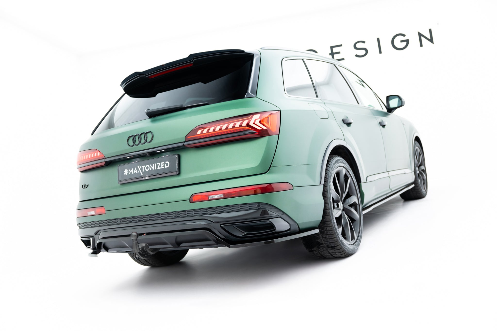 Maxton Design Street+ Mittlerer Diffusor RACE passend für Audi RSQ8 Mk1 Facelift schwarz Hochglanz
