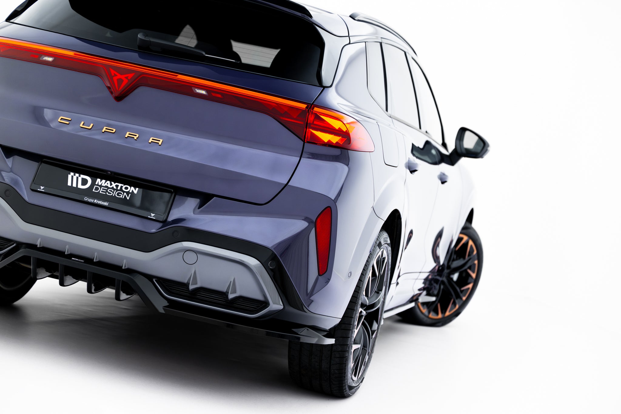 Maxton Design Street+ Mittlerer Diffusor RACE V.2 passend für Cupra Terramar Mk1 (Version ohne Anhängerkupplung) schwarz Hochglanz