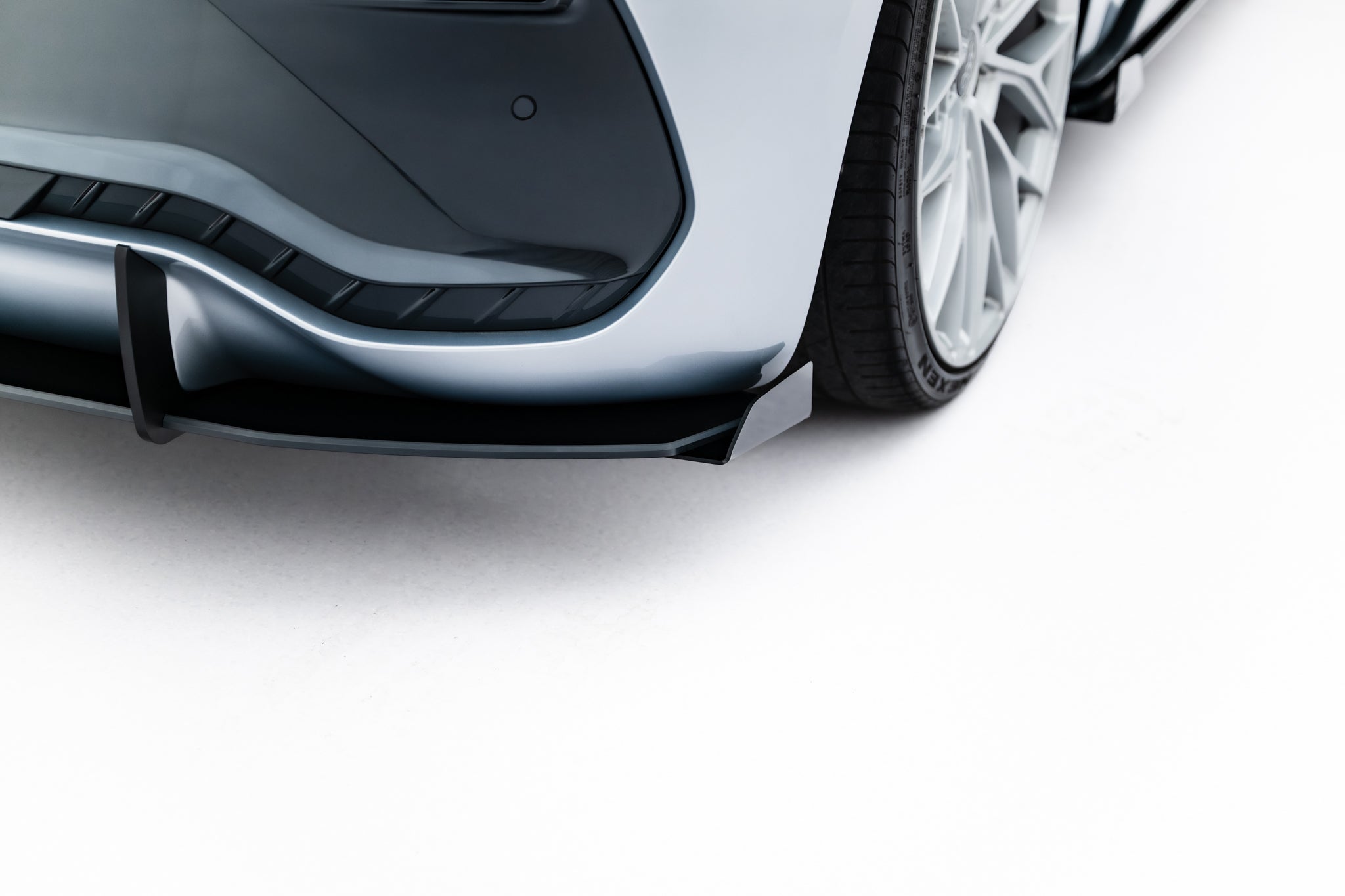 Maxton Design Hintere Seiten Flaps passend für Cupra Born Mk1 schwarz Hochglanz