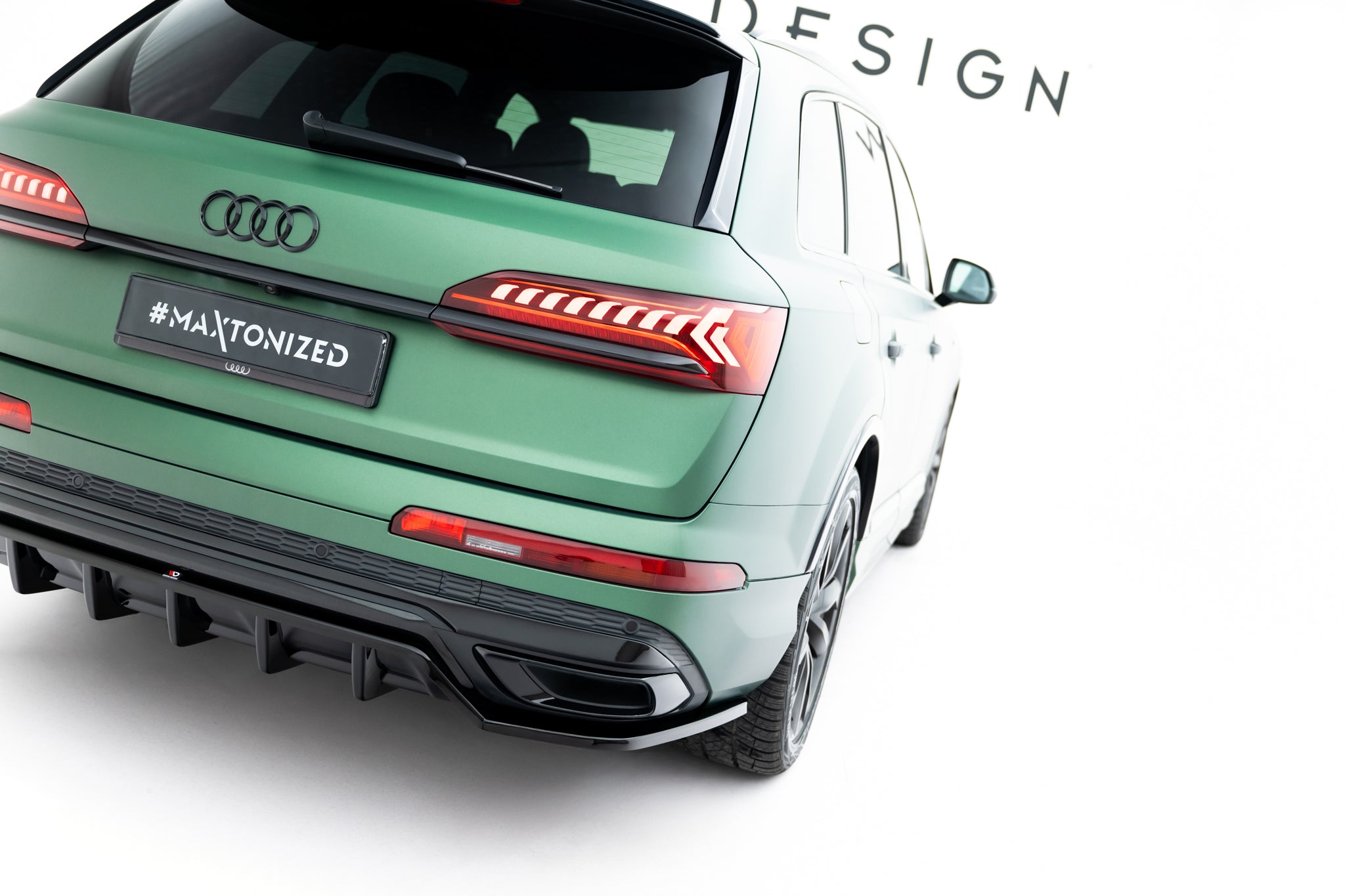 Maxton Design Street+ Mittlerer Diffusor RACE passend für Audi RSQ8 Mk1 Facelift schwarz Hochglanz