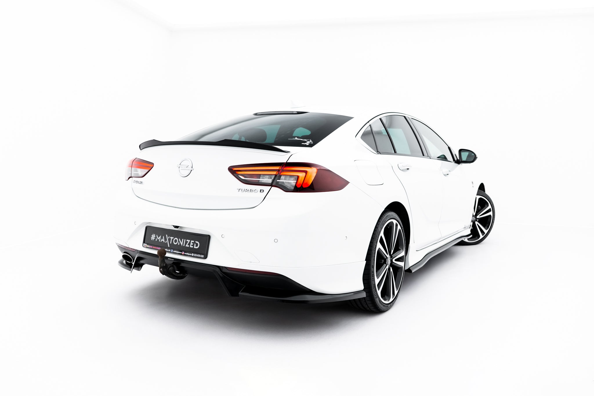 Maxton Design Street+ Mittlerer Diffusor RACE passend für Opel Insignia OPC-Line Mk2 schwarz Hochglanz