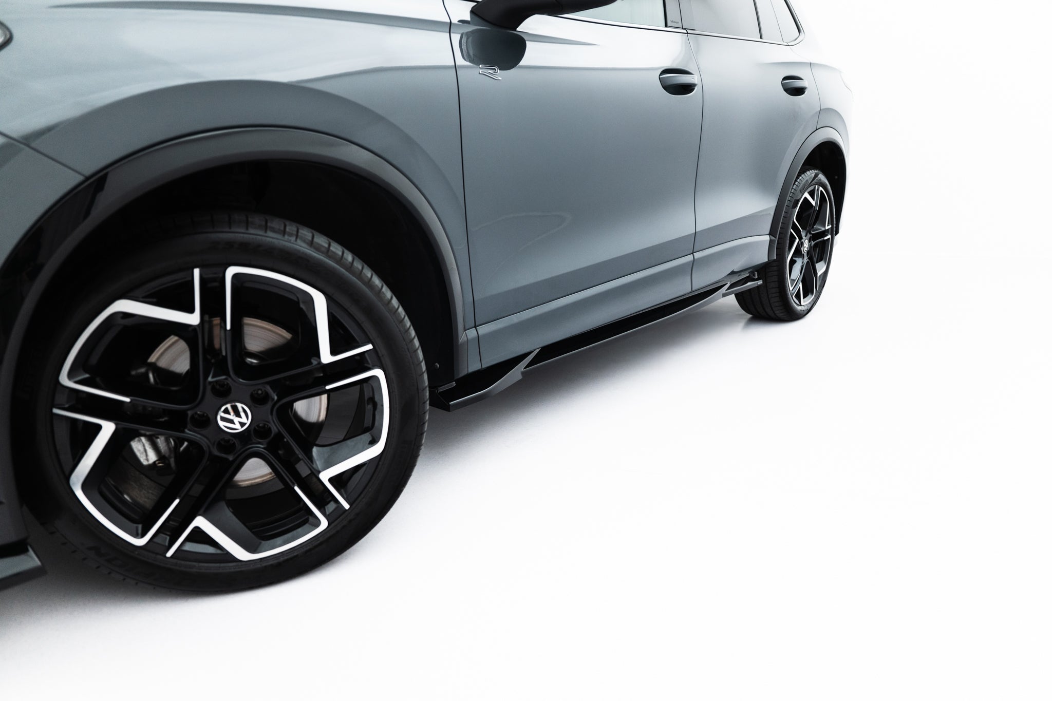 Maxton Design Street+ Seitenschweller Leisten passend für VW Tiguan R-Line Mk3 schwarz Hochglanz