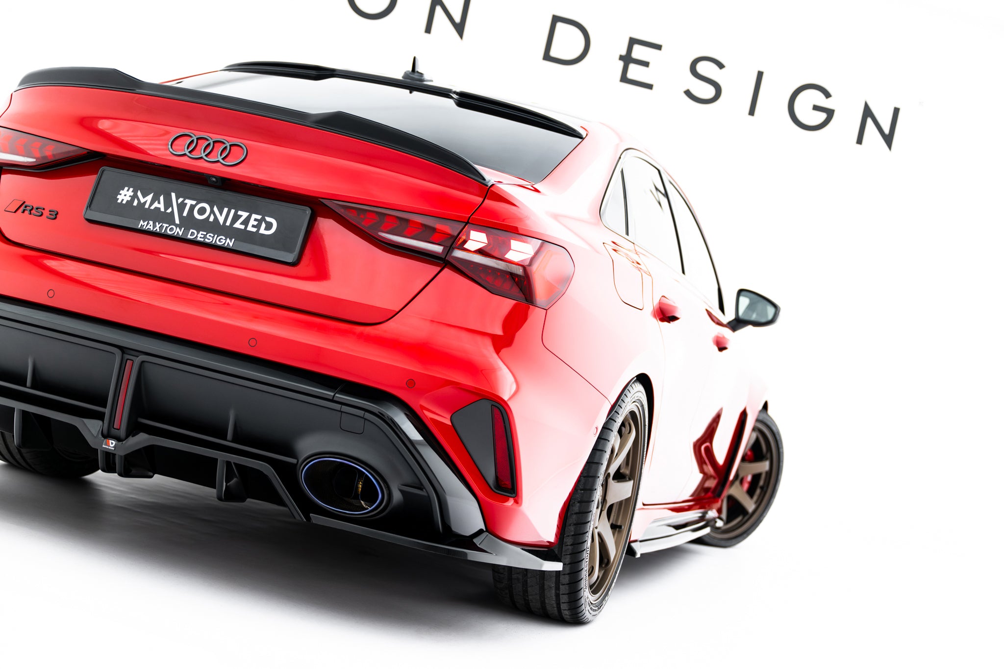 Maxton Design Street+ Mittlerer Diffusor RACE passend für V.1 Audi RS3 Limousine 8Y Facelift schwarz Hochglanz