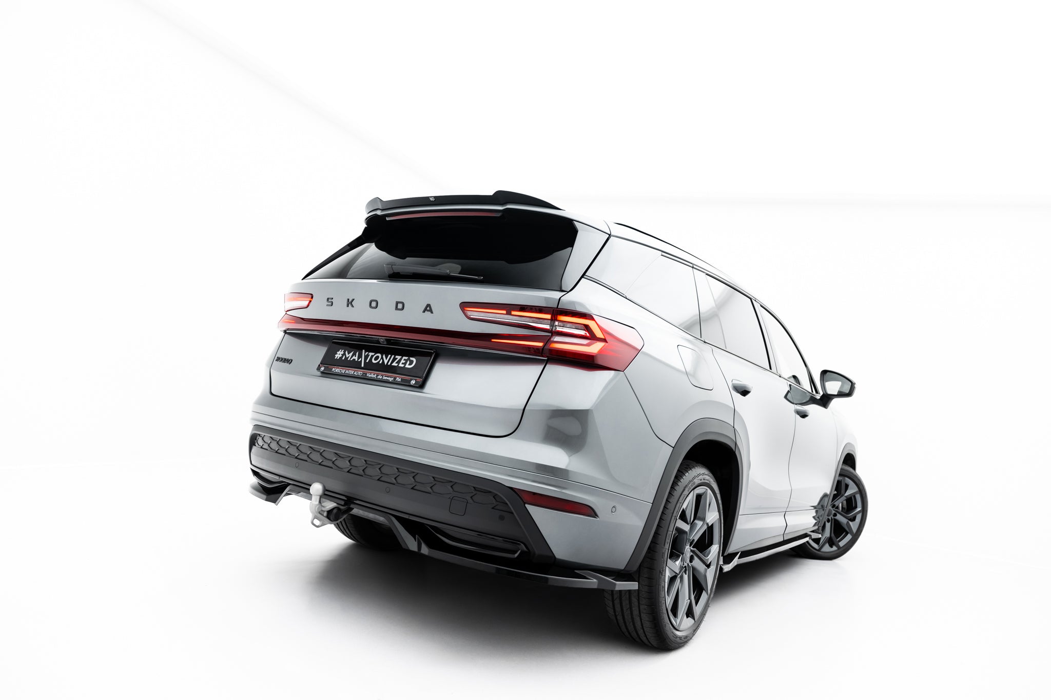 Maxton Design Street+ Mittlerer Diffusor RACE passend für Skoda Kodiaq Sportline Mk2 schwarz Hochglanz