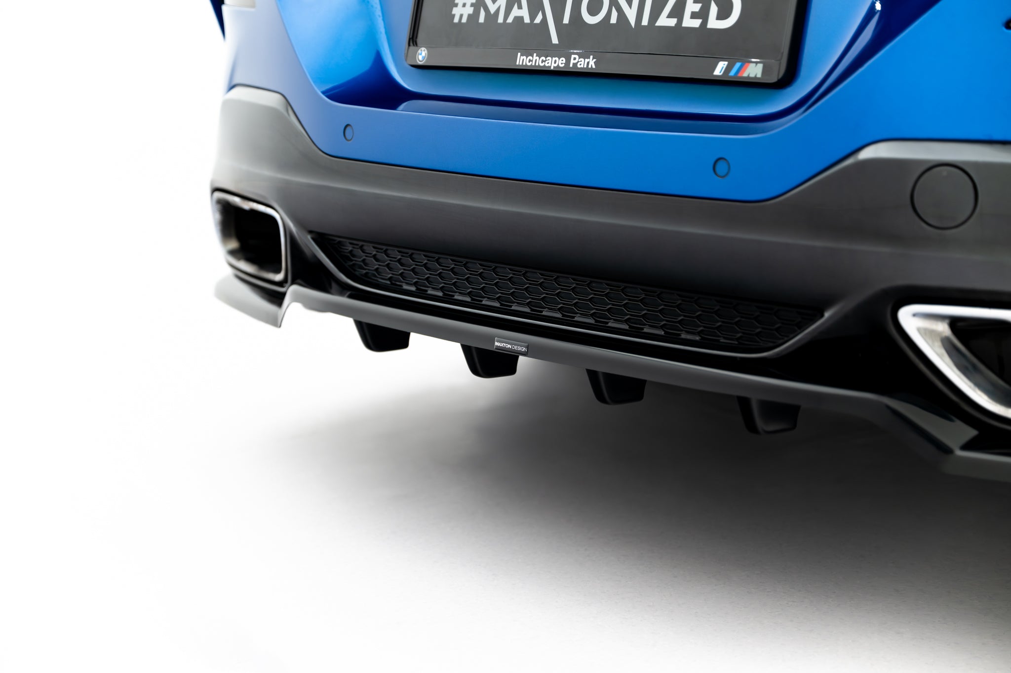 Maxton Design Street+ Mittlerer Diffusor RACE passend für BMW 8 Coupe M-Paket G15 schwarz Hochglanz