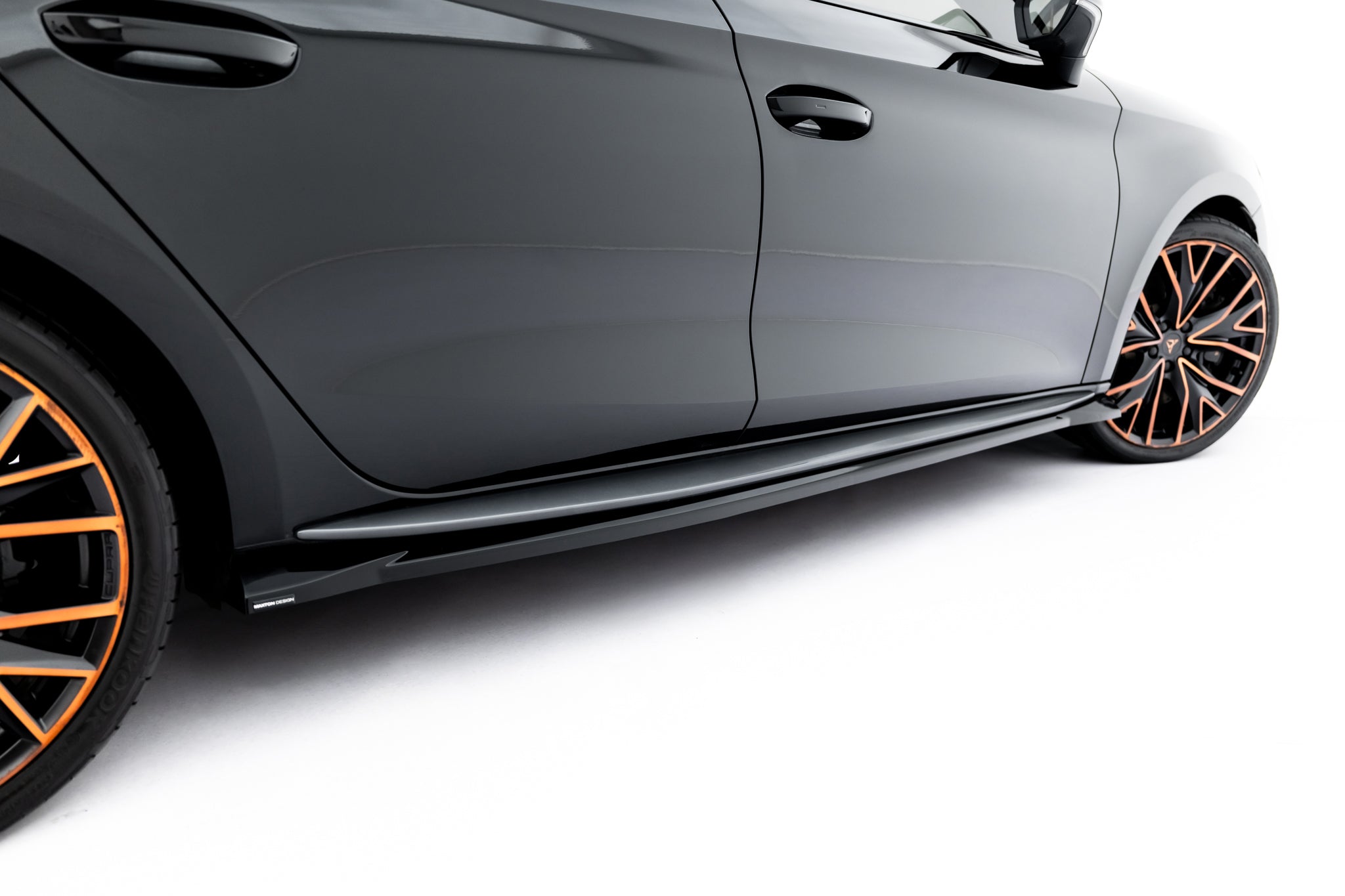 Maxton Design Street+ Seitenschweller Leisten V.2 passend für Cupra Leon ST / Hatchback Aero Mk1 / Mk1 Facelift schwarz Hochglanz