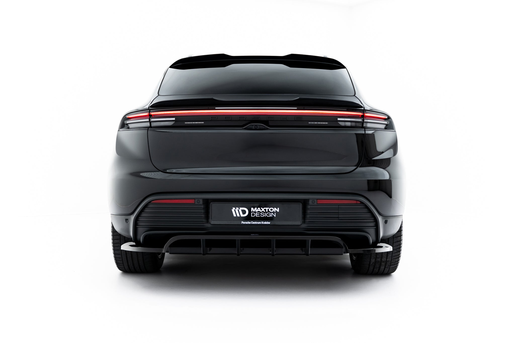 Maxton Design Street+ Mittlerer Diffusor RACE passend für Porsche Macan EV Mk1 schwarz Hochglanz