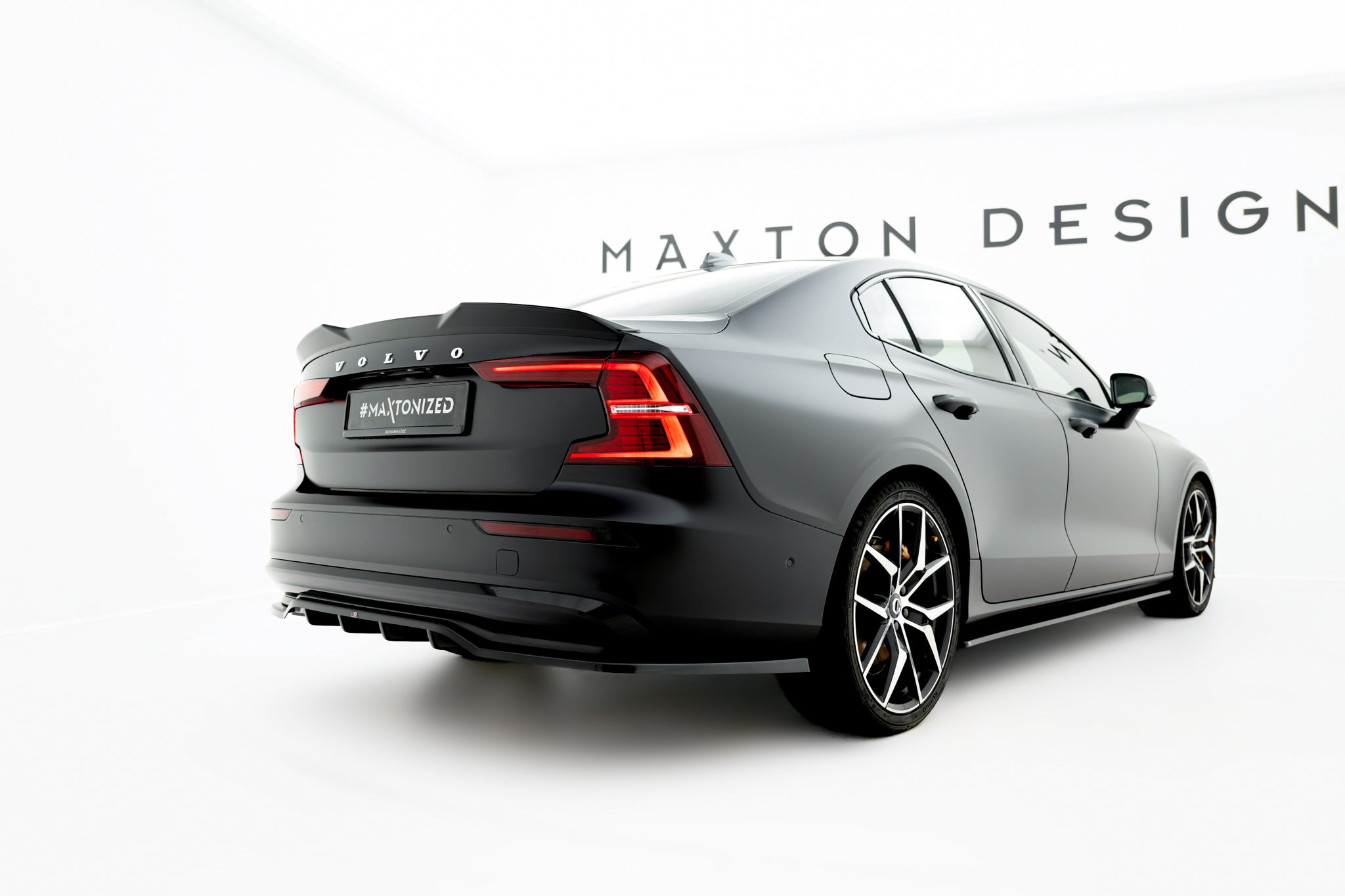 Maxton Design Spoiler CAP 3D passend für Volvo S60 R-Design Mk3 schwarz Hochglanz