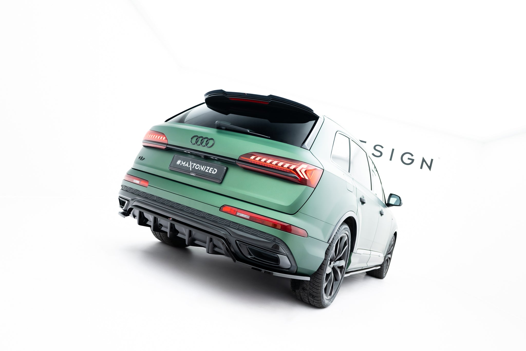 Maxton Design Street+ Mittlerer Diffusor RACE passend für Audi RSQ8 Mk1 Facelift schwarz Hochglanz