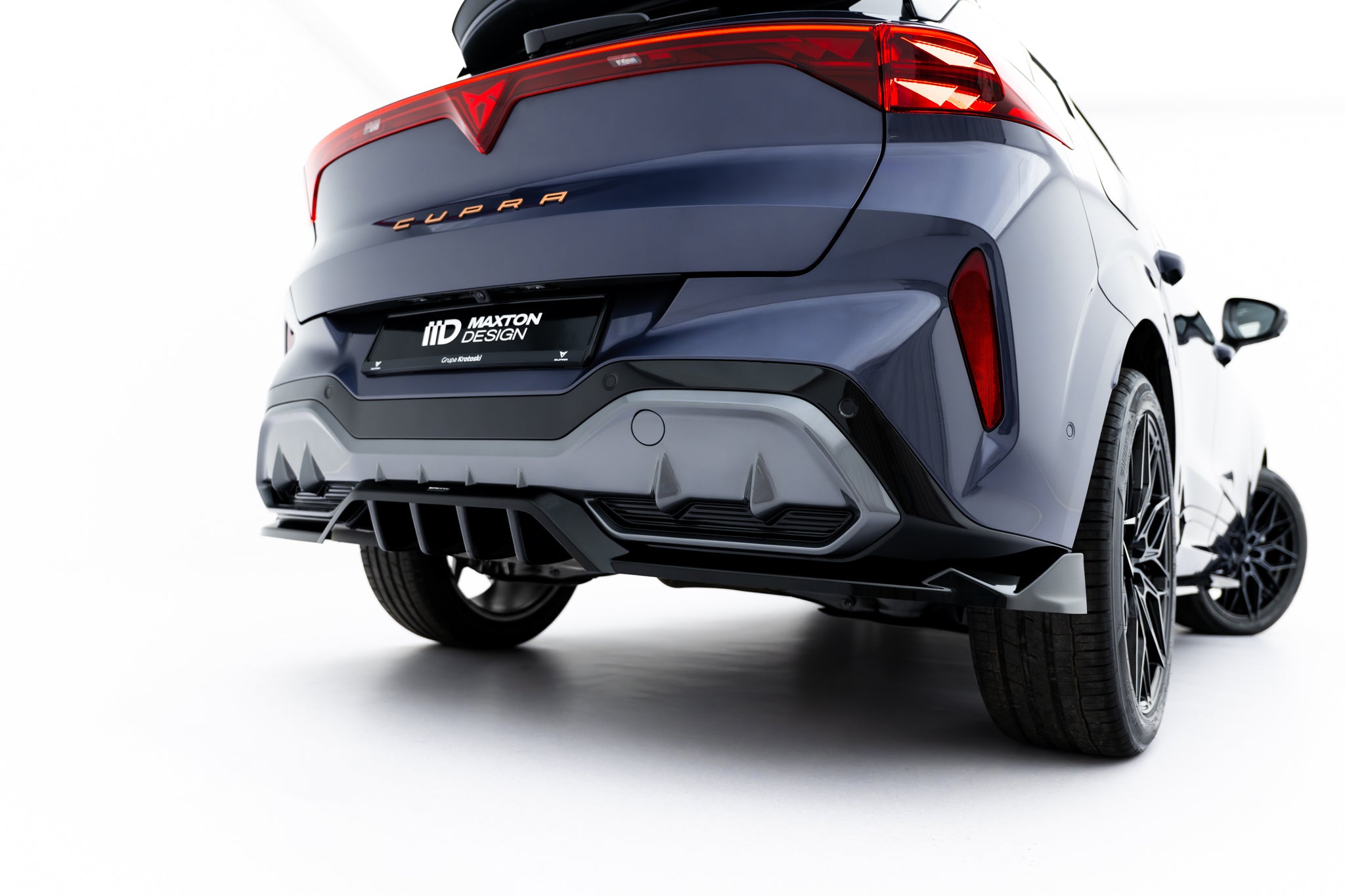 Maxton Design Street+ Mittlerer Diffusor RACE passend für V.1 Cupra Terramar Mk1 (Version ohne Anhängerkupplung) schwarz Hochglanz