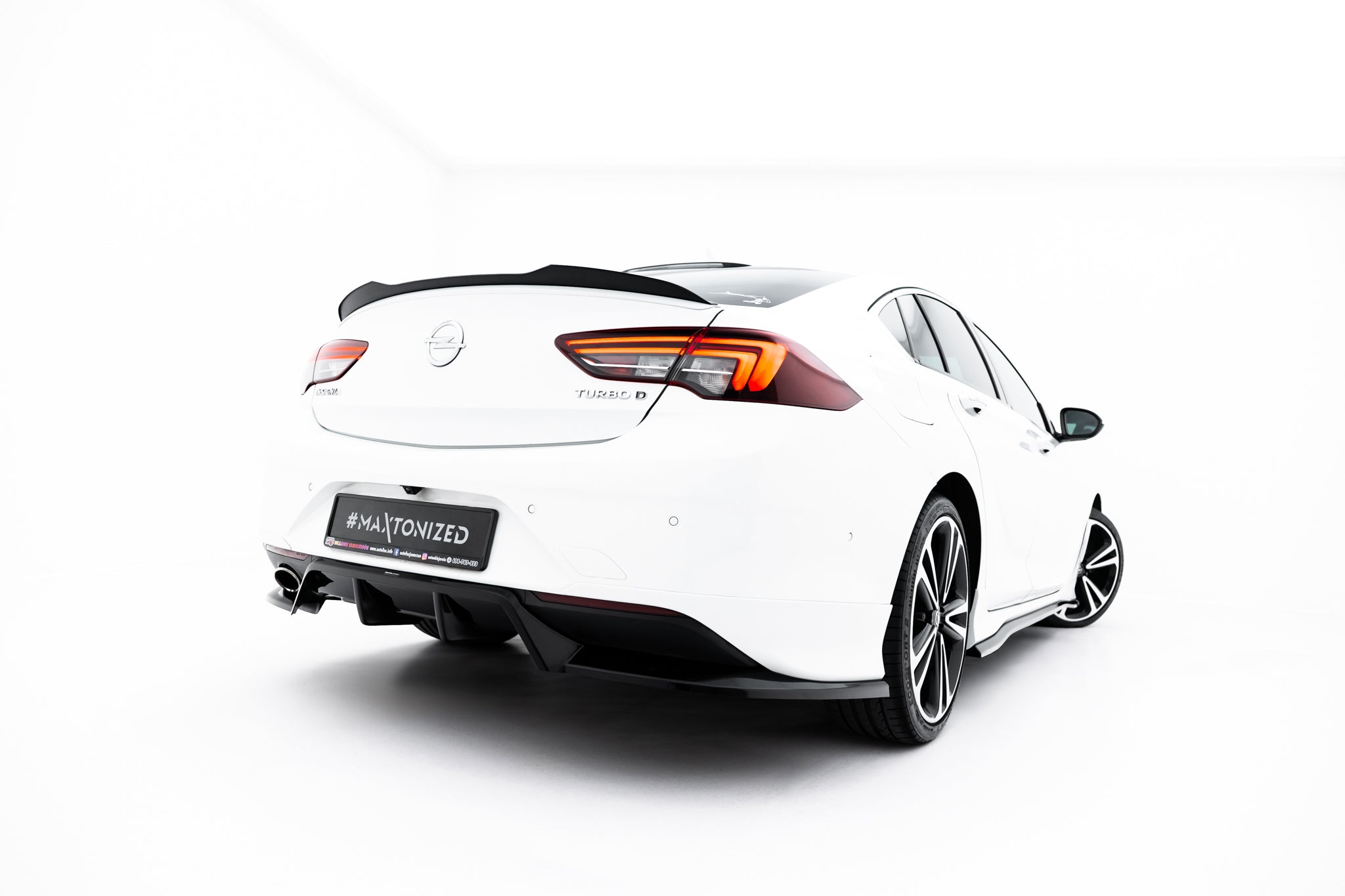Maxton Design Street+ Mittlerer Diffusor RACE passend für Opel Insignia OPC-Line Mk2 schwarz Hochglanz