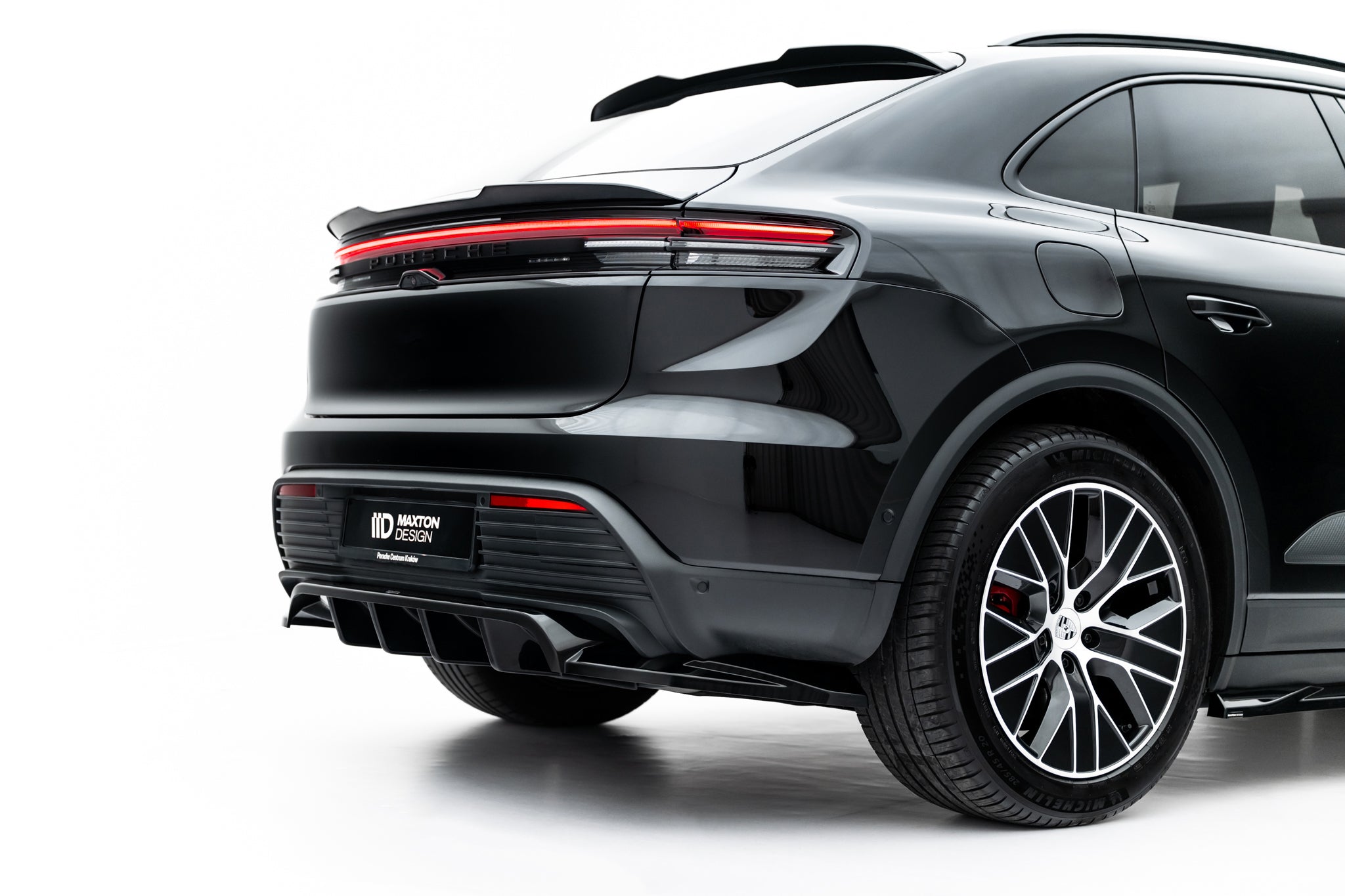 Maxton Design Street+ Mittlerer Diffusor RACE passend für Porsche Macan EV Mk1 schwarz Hochglanz