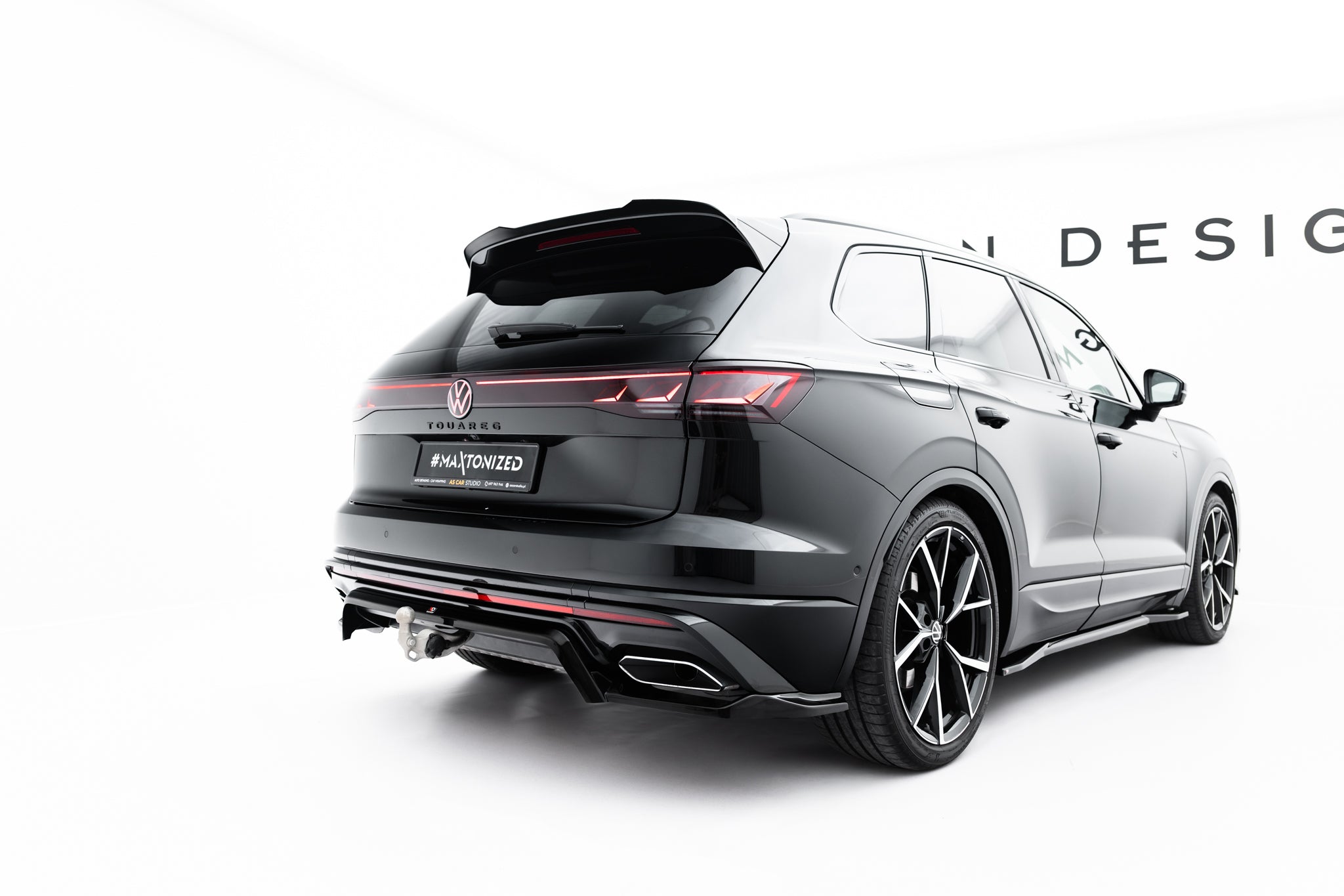 Maxton Design Street+ Mittlerer Diffusor RACE passend für VW Touareg R-Line Mk3 Facelift schwarz Hochglanz