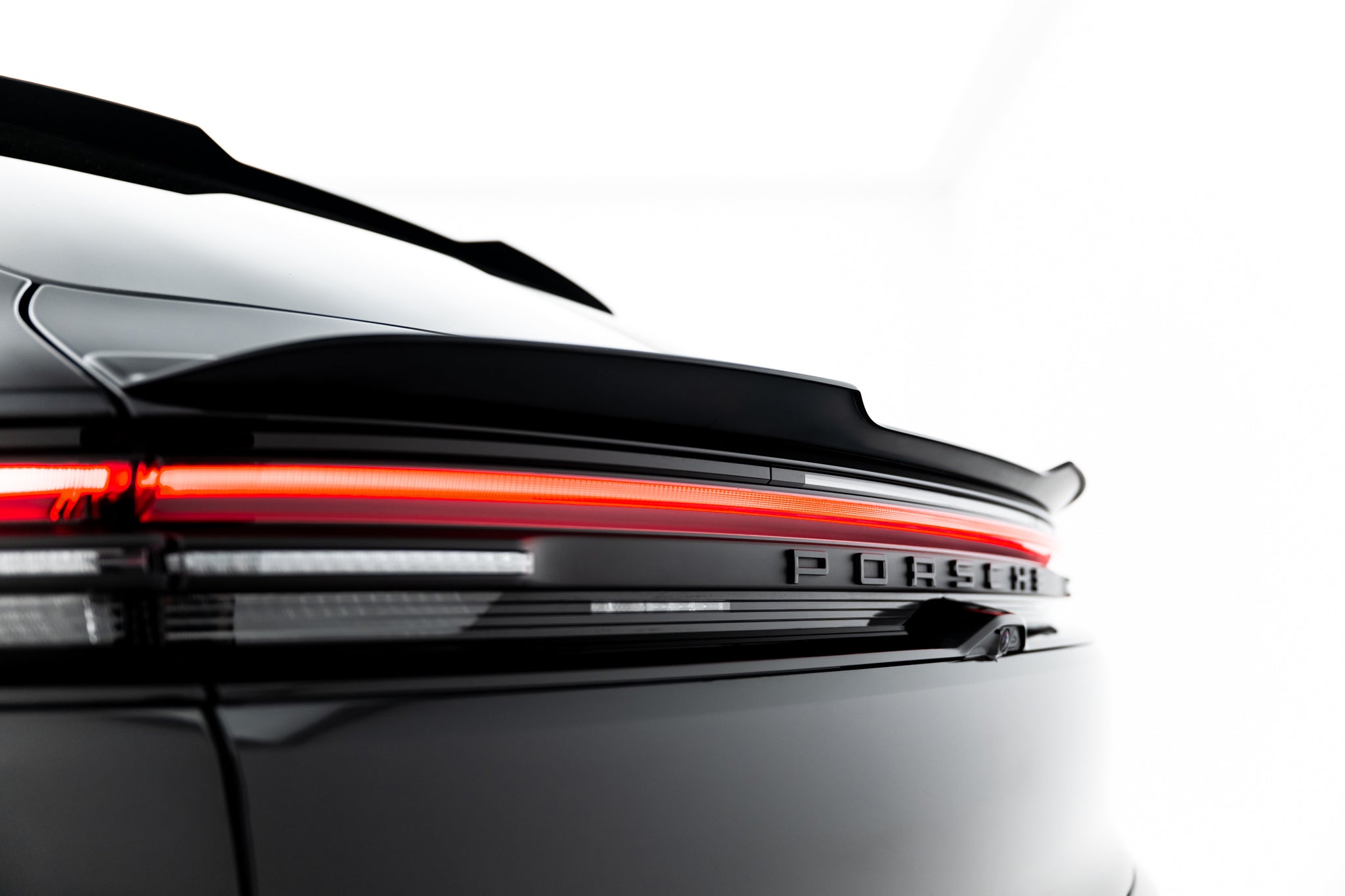 Maxton Design Niedriger Spoiler CAP passend für Porsche Macan EV Mk1 schwarz Hochglanz