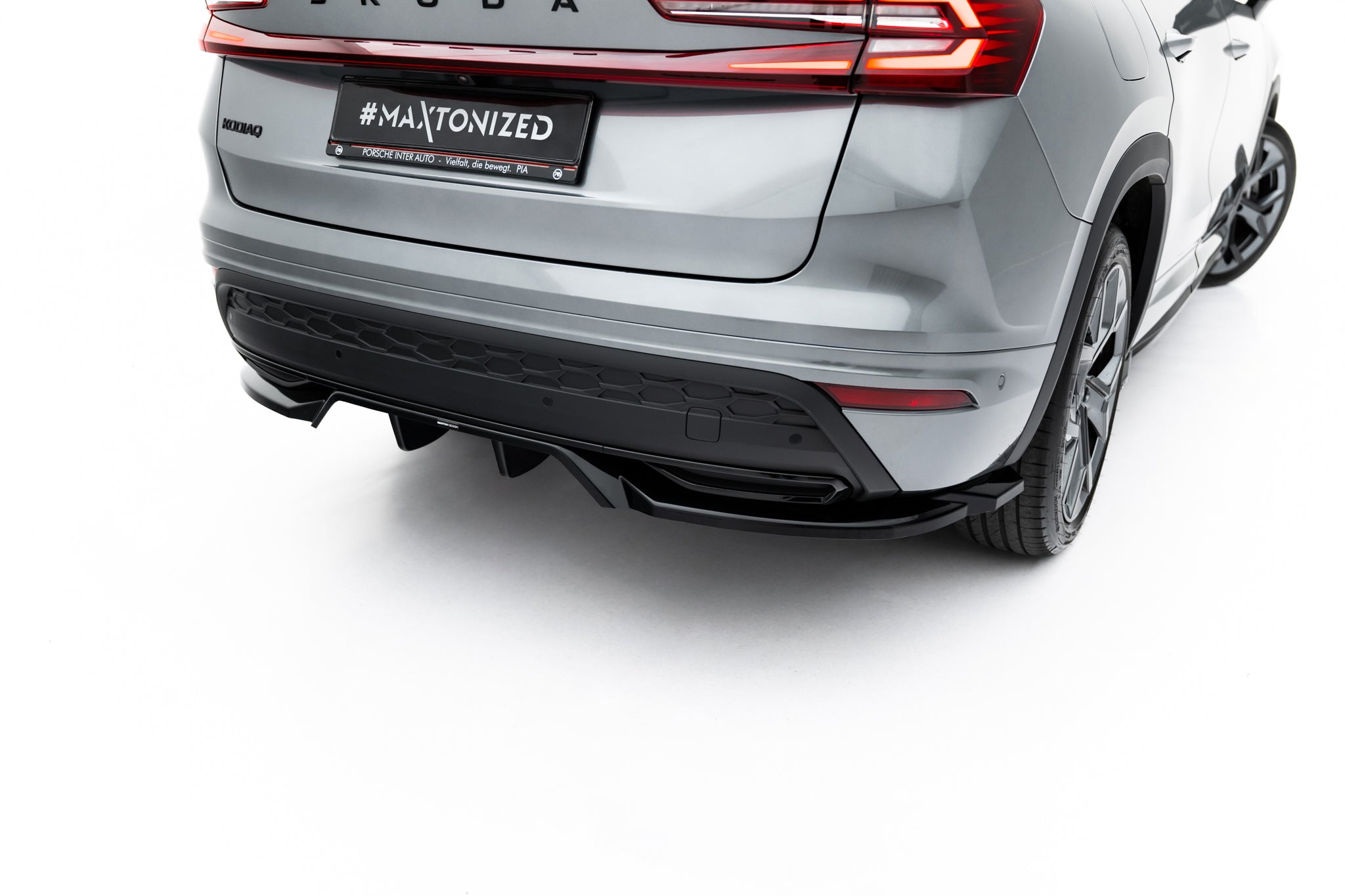 Maxton Design Street+ Mittlerer Diffusor RACE passend für Skoda Kodiaq Sportline Mk2 schwarz Hochglanz