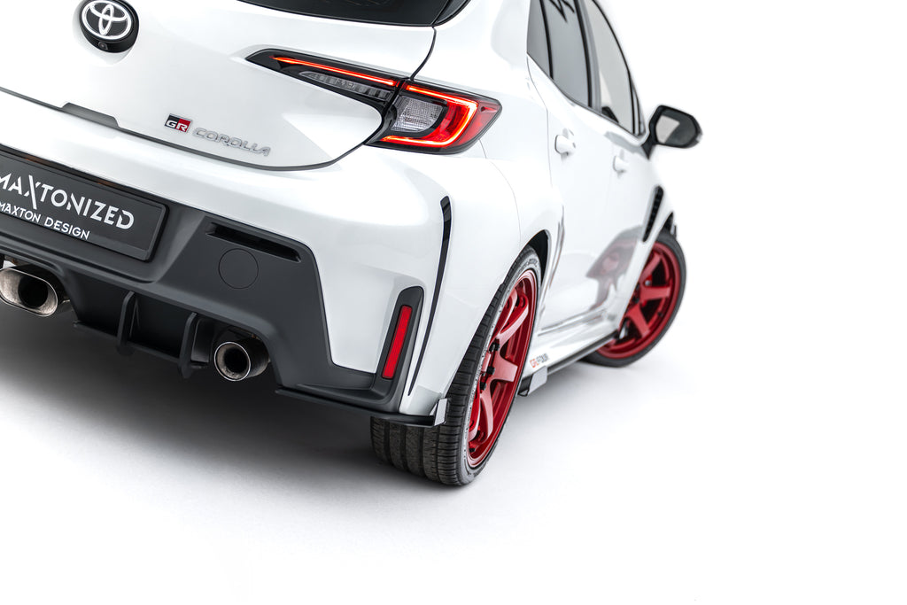 Maxton Design Hintere Seiten Flaps passend für Toyota GR Corolla Mk12 schwarz Hochglanz