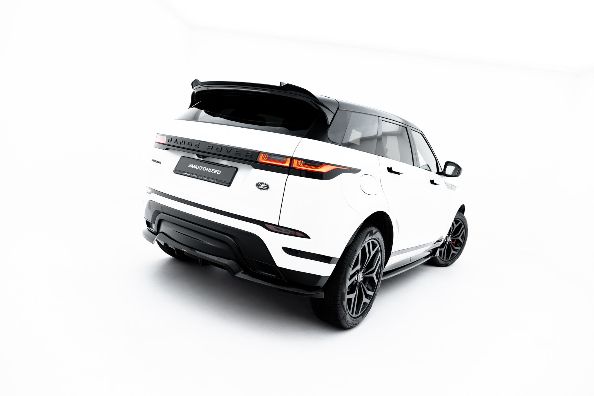 Maxton Design Street+ Mittlerer Diffusor RACE passend für Land Rover Range Rover Evoque Dynamic Mk2 schwarz Hochglanz
