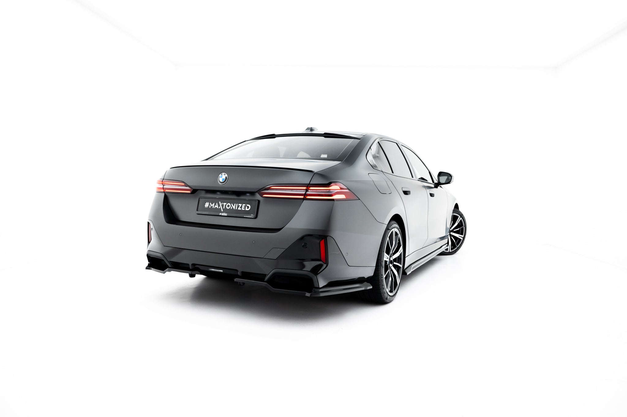 Maxton Design Heck Ansatz Flaps Diffusor V.1 passend für BMW 5er / i5 M-Paket Limousine / Touring G60 / G61 schwarz Hochglanz