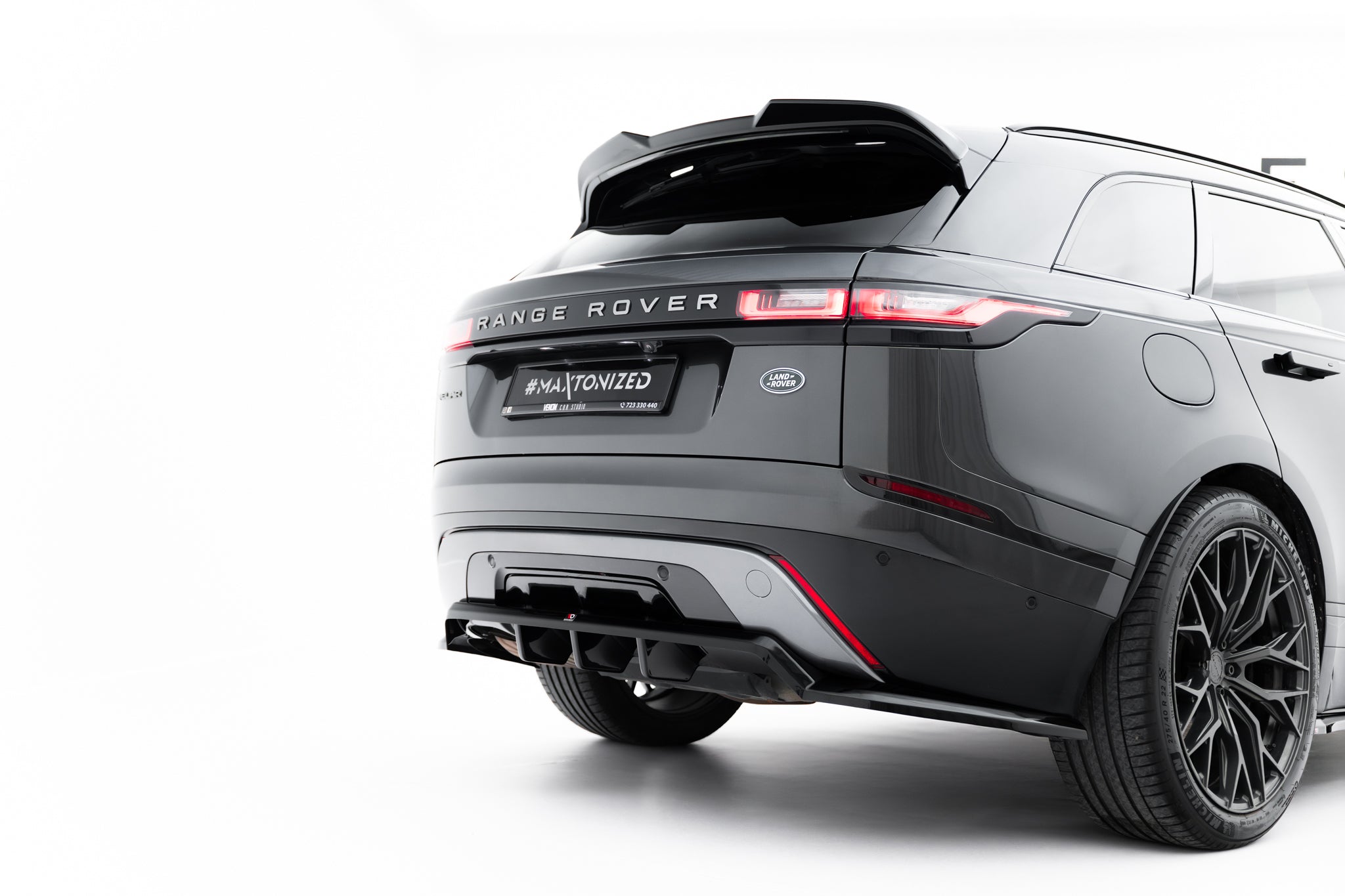 Maxton Design Street+ Mittlerer Diffusor RACE passend für V.3 Land Rover Range Rover Velar R-Dynamic Mk1 schwarz Hochglanz