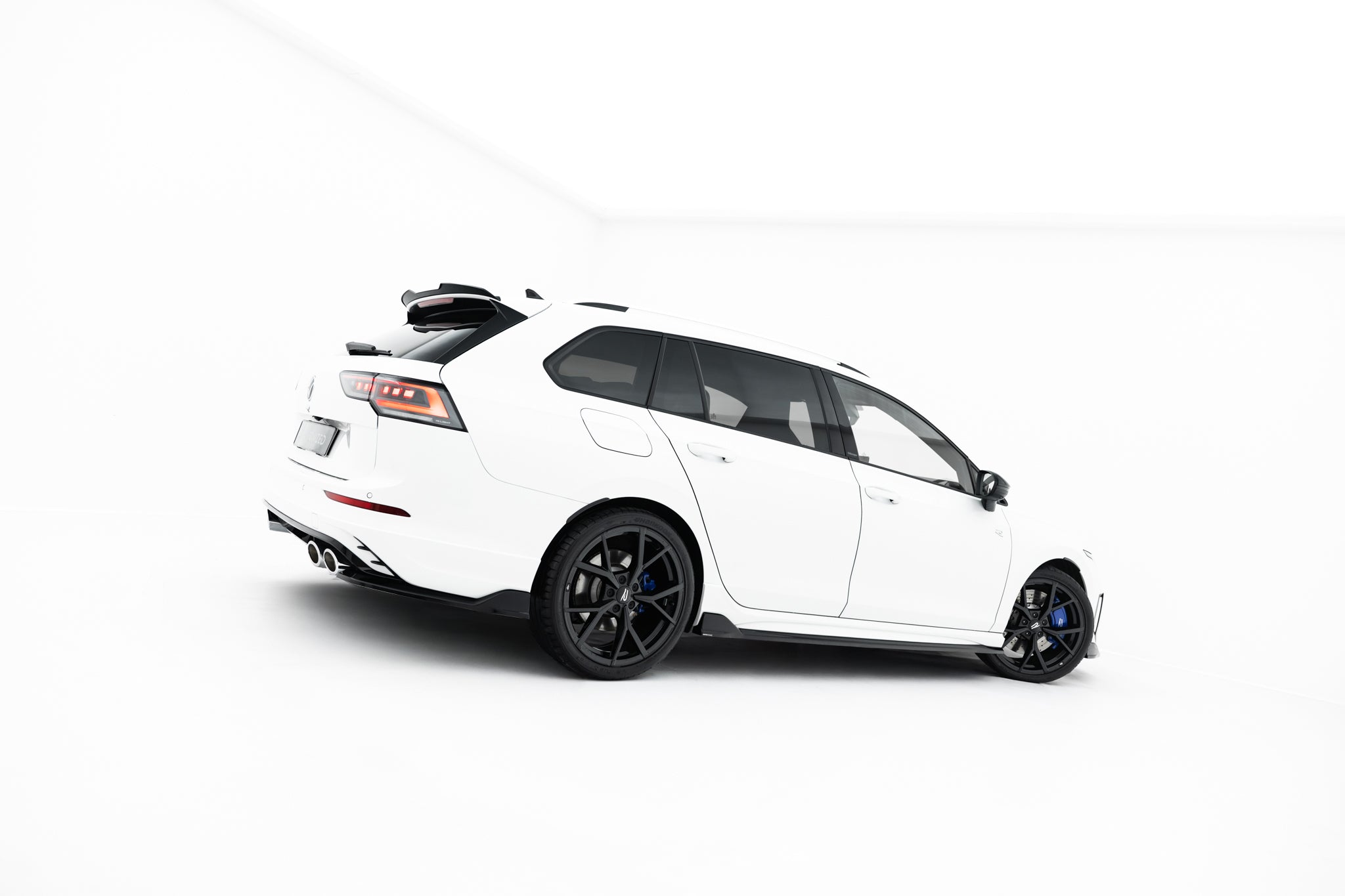 Maxton Design Street+ Seitenschweller Leisten passend für VW Golf R Variant Mk8 / Mk8 Facelift schwarz Hochglanz