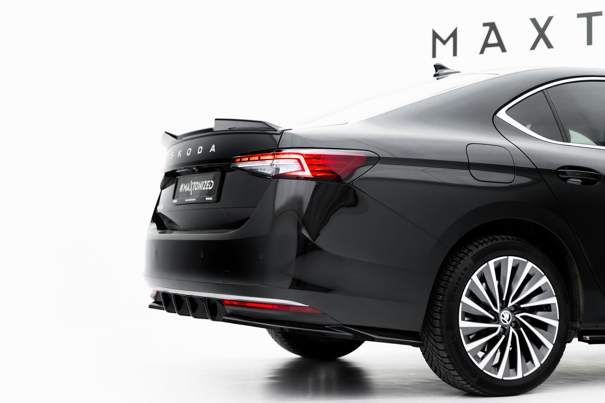 Maxton Design Heck Ansatz Flaps Diffusor V.1 passend für Skoda Superb Sportline Mk4 schwarz Hochglanz