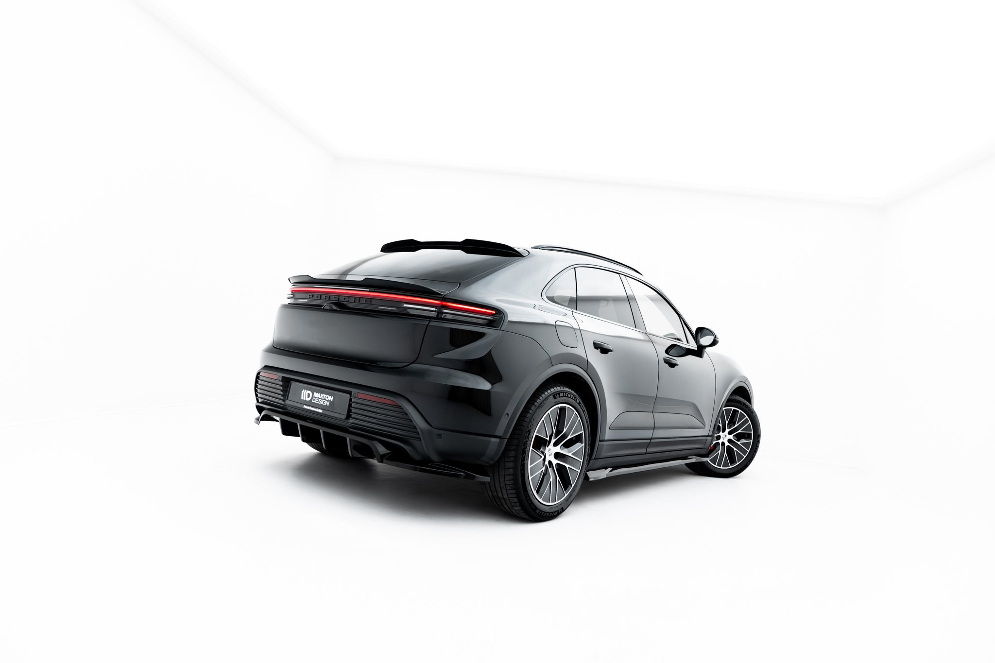 Maxton Design Street+ Mittlerer Diffusor RACE passend für Porsche Macan EV Mk1 schwarz Hochglanz